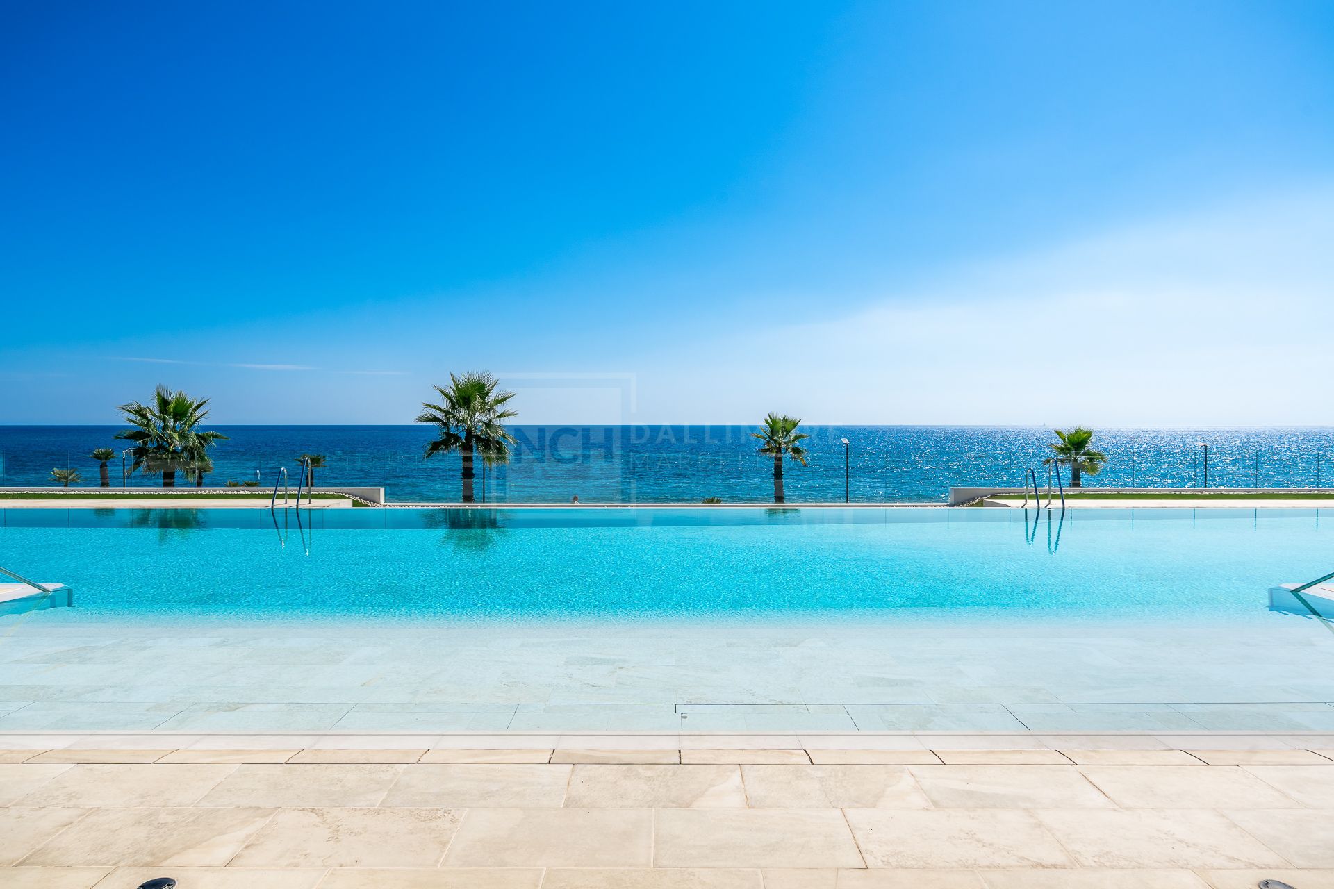 EXCLUSIVE BEACHFRONT APARTMENT IN ESTEPONA