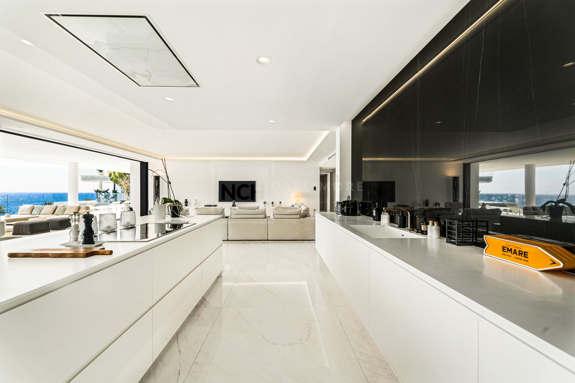 EXCLUSIVE BEACHFRONT APARTMENT IN ESTEPONA