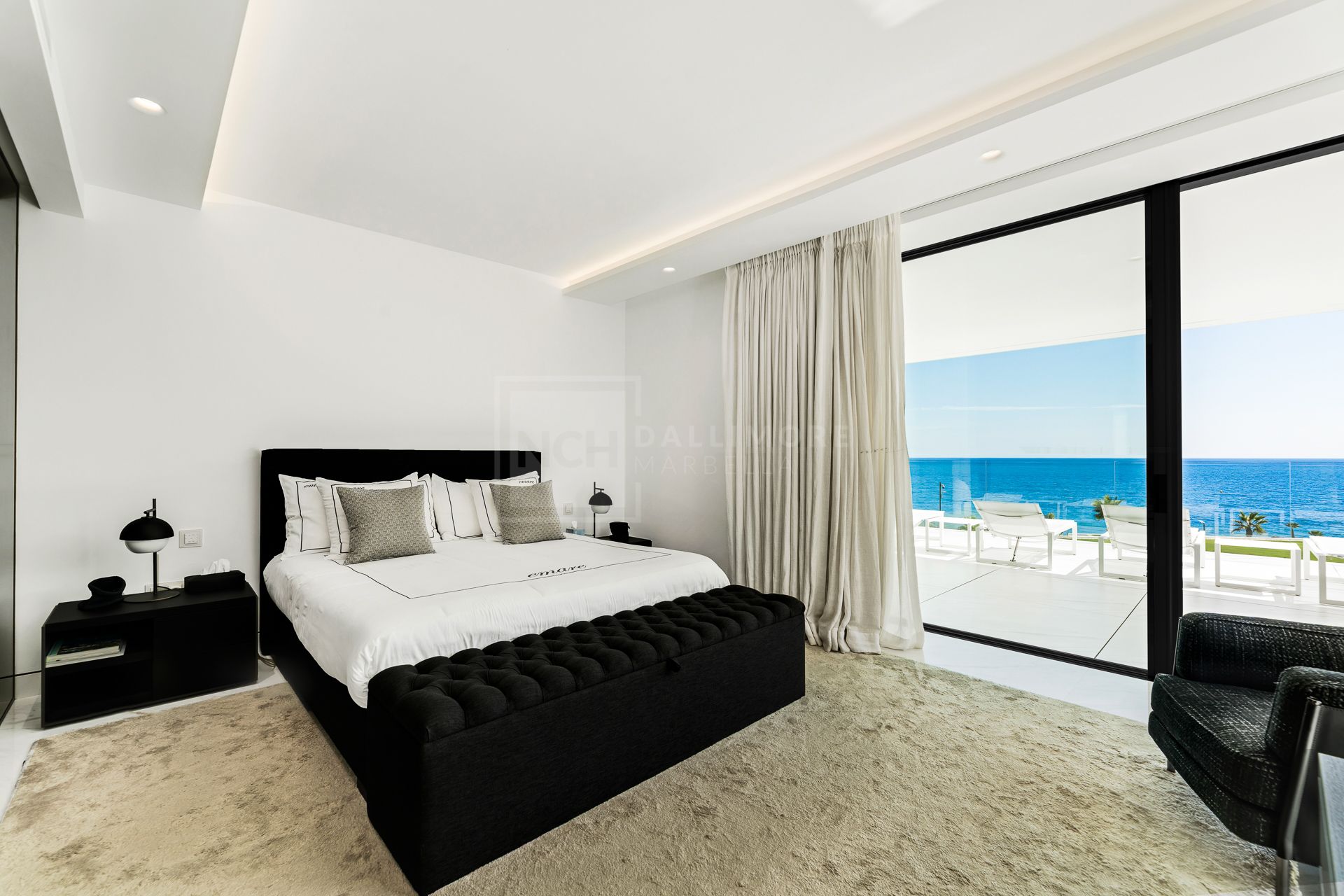 EXCLUSIVE BEACHFRONT APARTMENT IN ESTEPONA