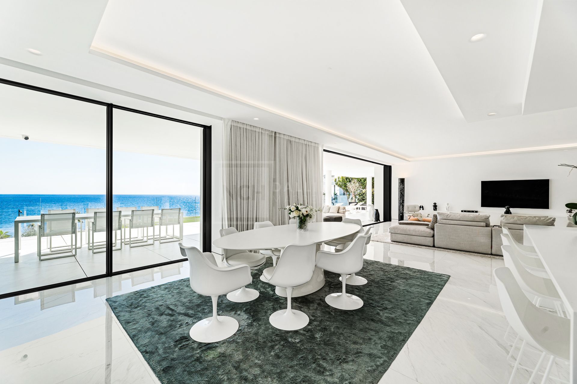 EXCLUSIVE BEACHFRONT APARTMENT IN ESTEPONA