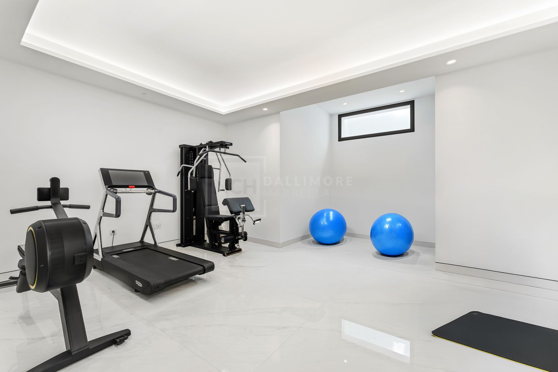 EXCLUSIVE BEACHFRONT APARTMENT IN ESTEPONA