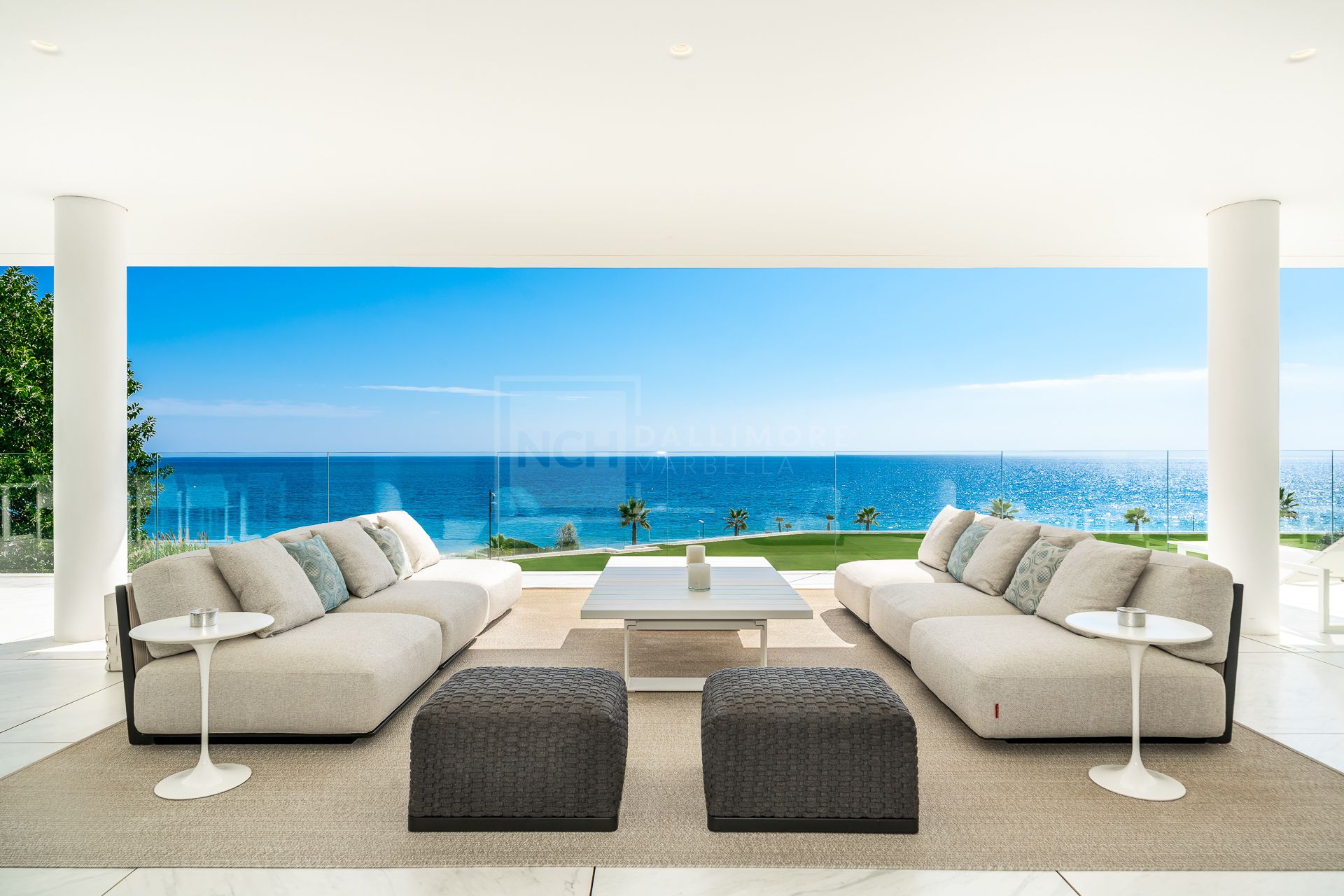 EXCLUSIVE BEACHFRONT APARTMENT IN ESTEPONA