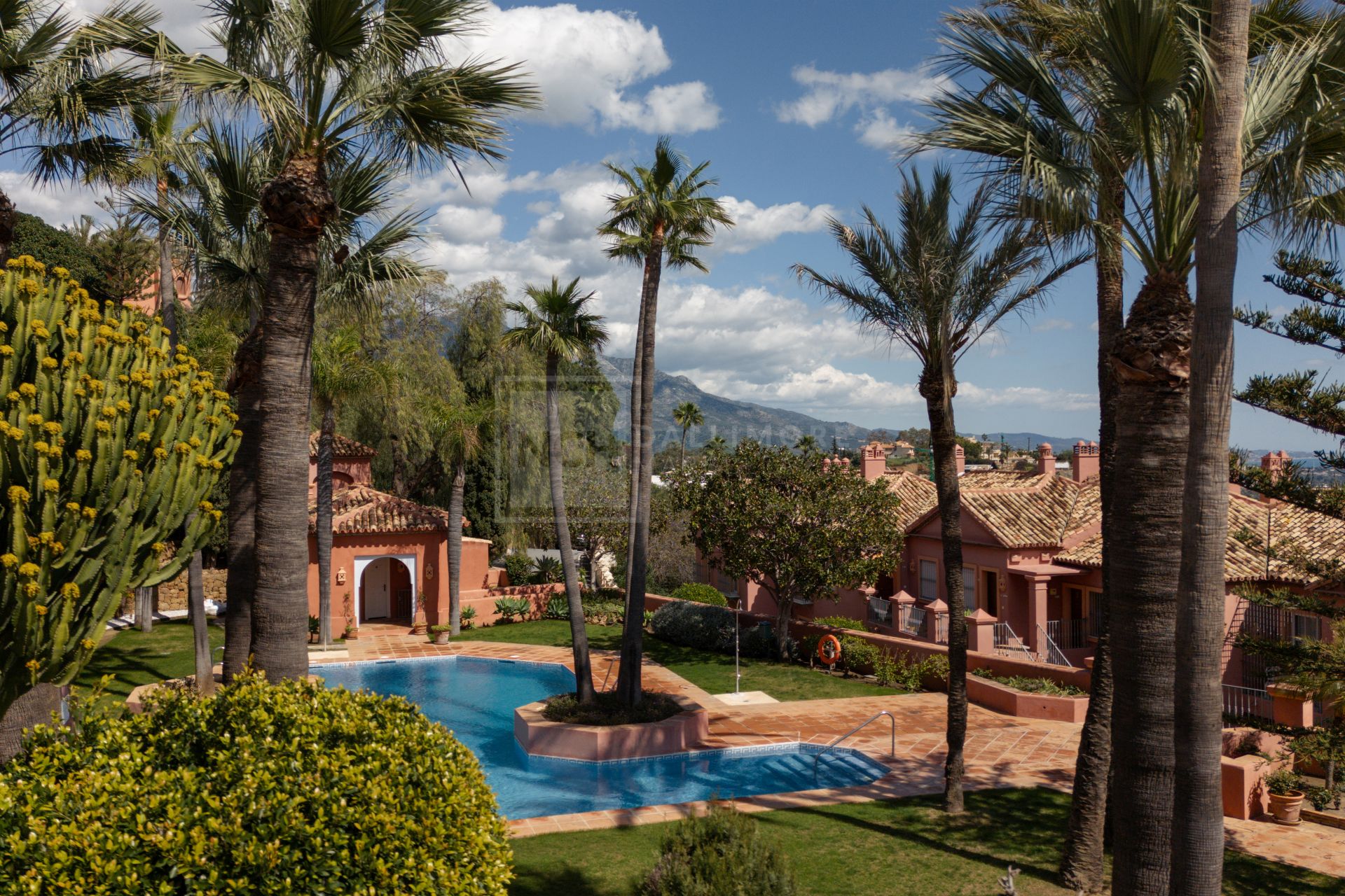 FULLY RENOVATED 4 -BEDROOM DUPLEX