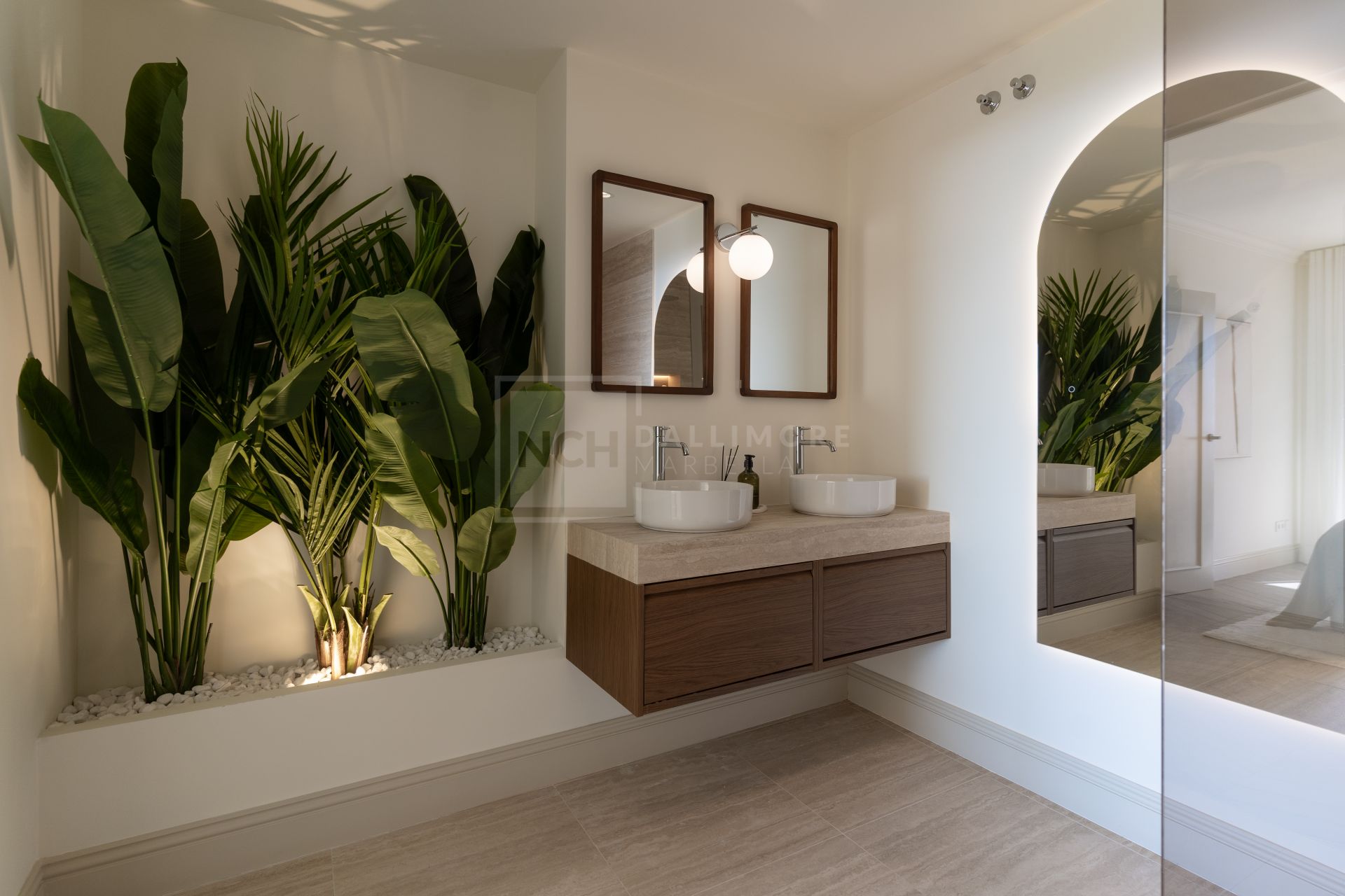 FULLY RENOVATED 4 -BEDROOM DUPLEX