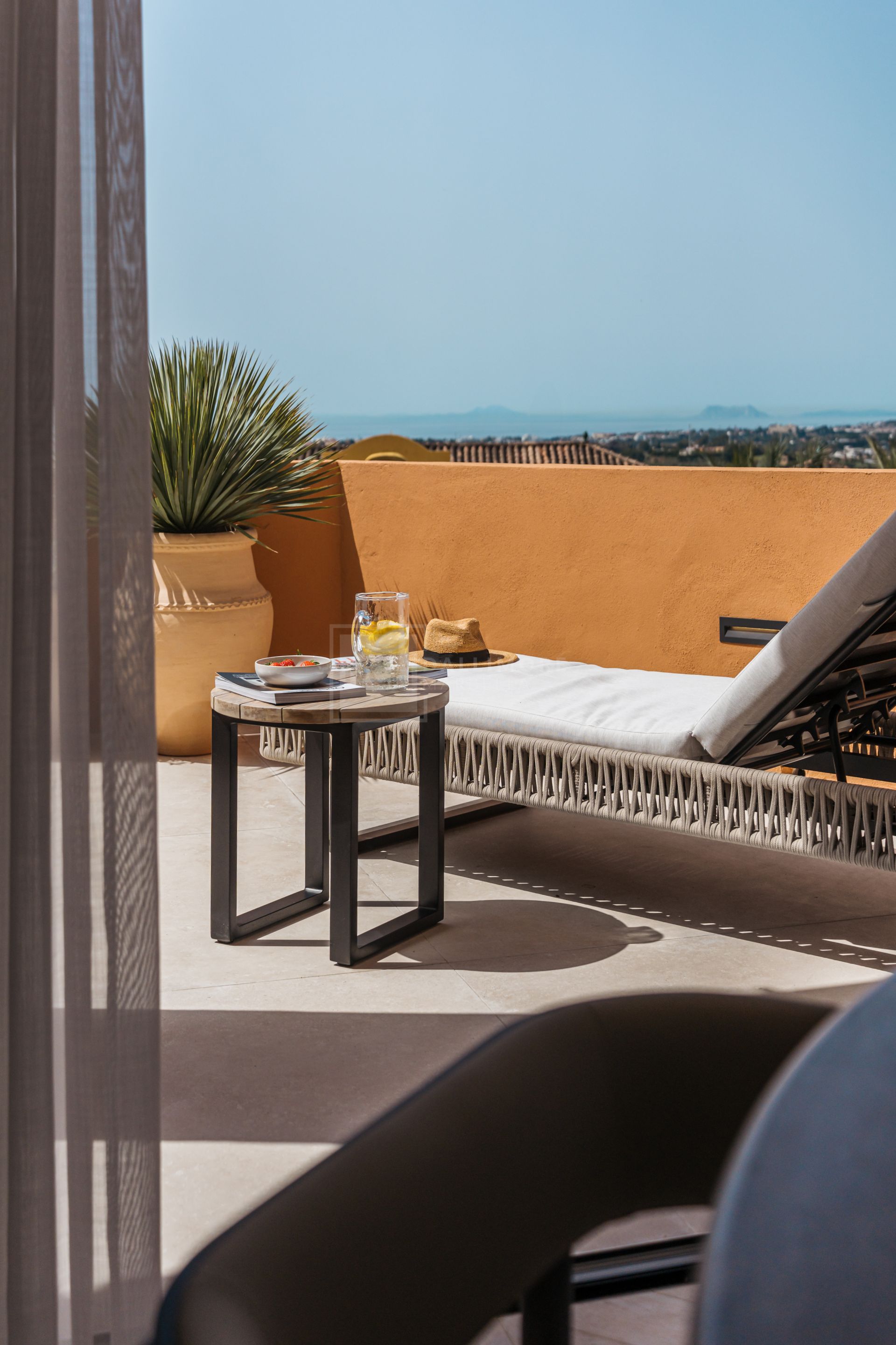 APARTAMENTO ELEVADO EN PLANTA BAJA CON VISTAS PANORÁMICAS AL MAR