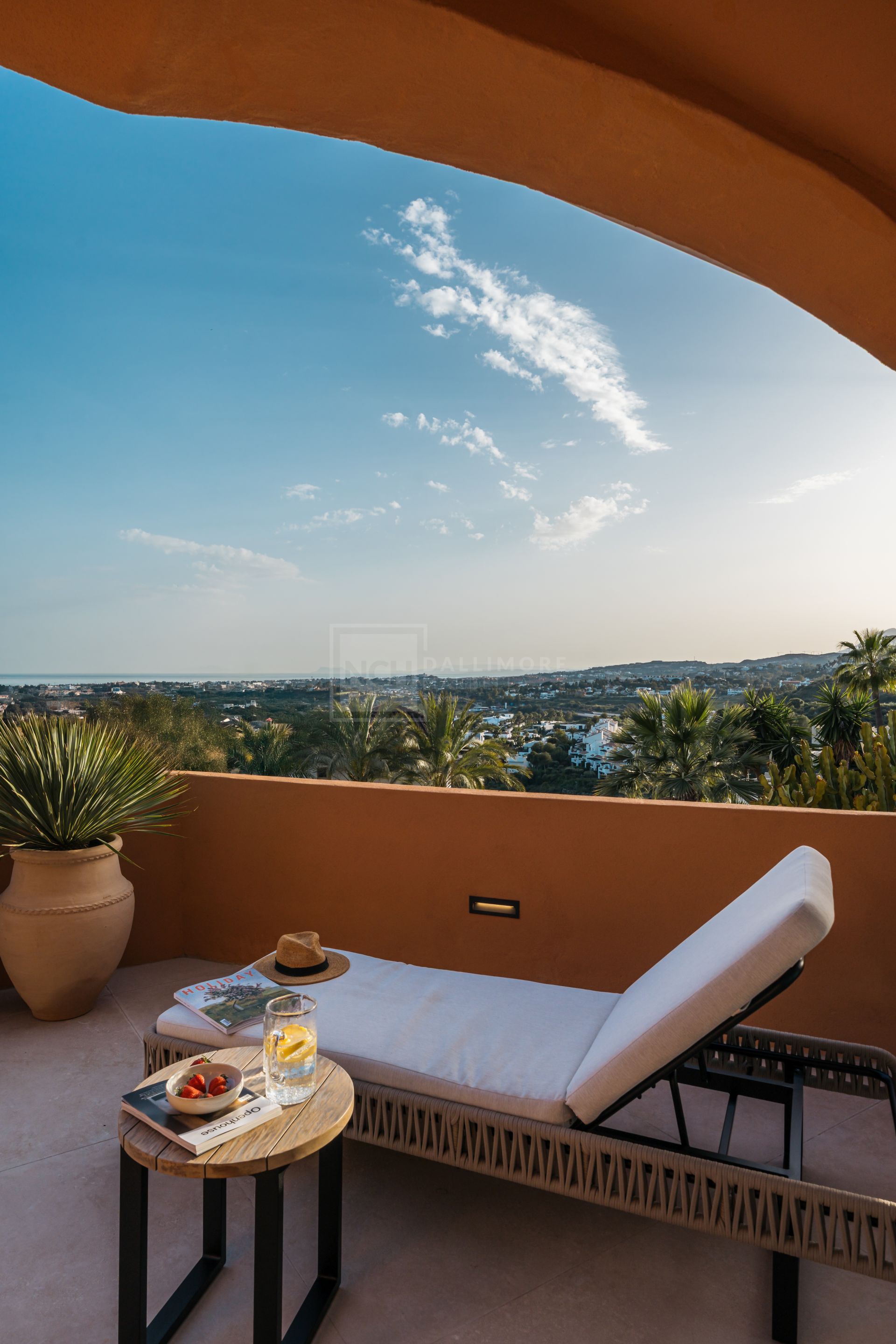 APARTAMENTO ELEVADO EN PLANTA BAJA CON VISTAS PANORÁMICAS AL MAR