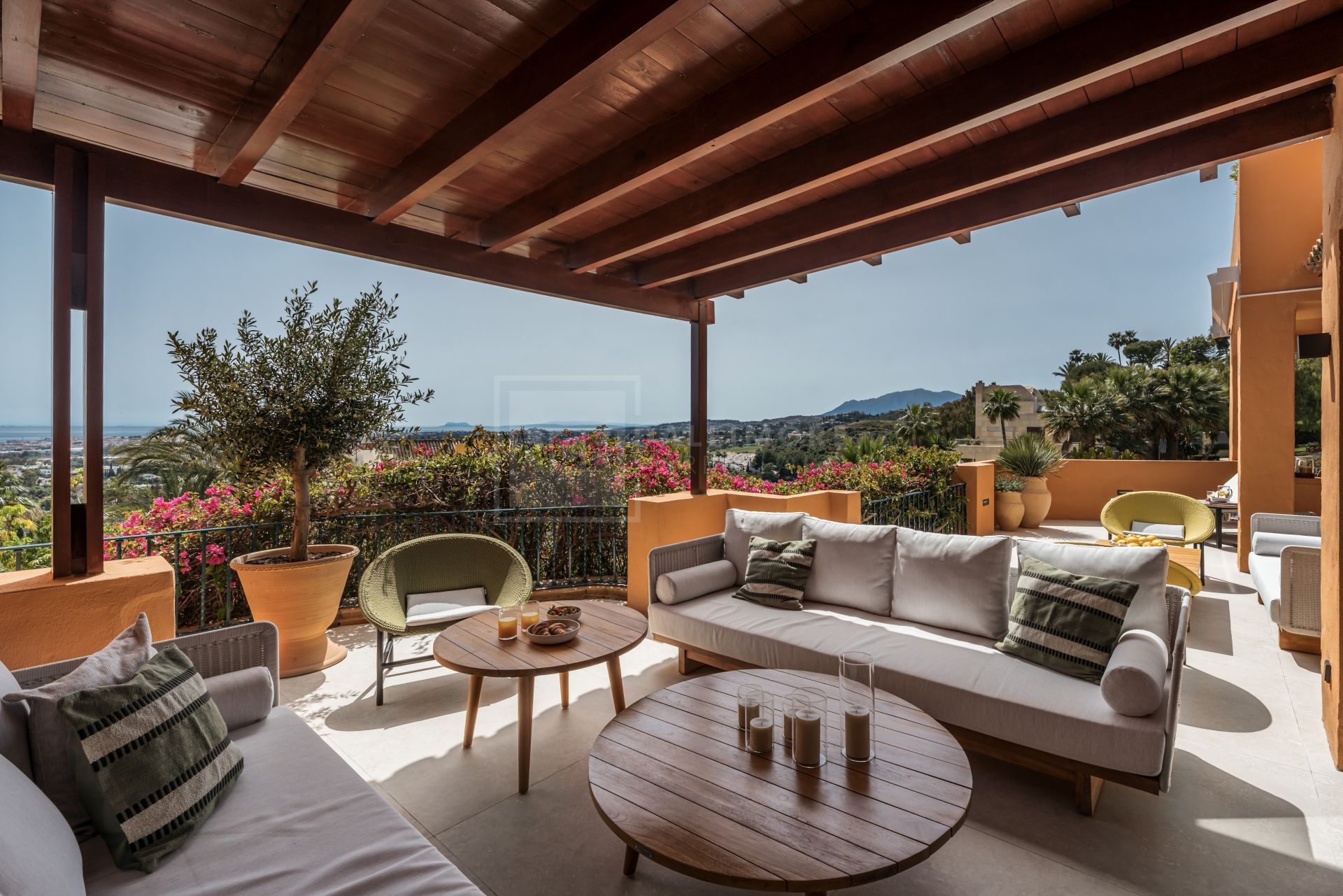 APARTAMENTO ELEVADO EN PLANTA BAJA CON VISTAS PANORÁMICAS AL MAR