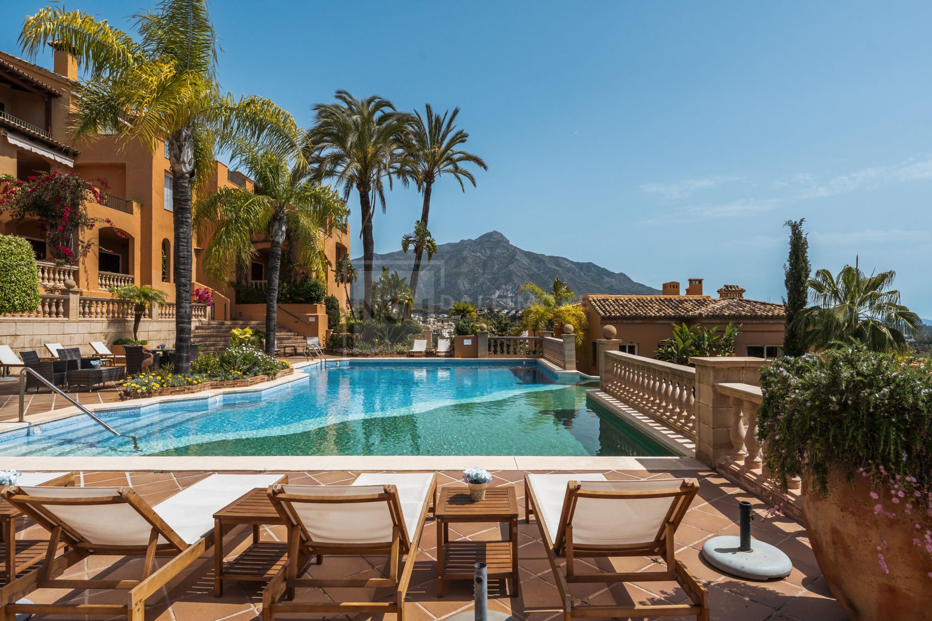APARTAMENTO ELEVADO EN PLANTA BAJA CON VISTAS PANORÁMICAS AL MAR
