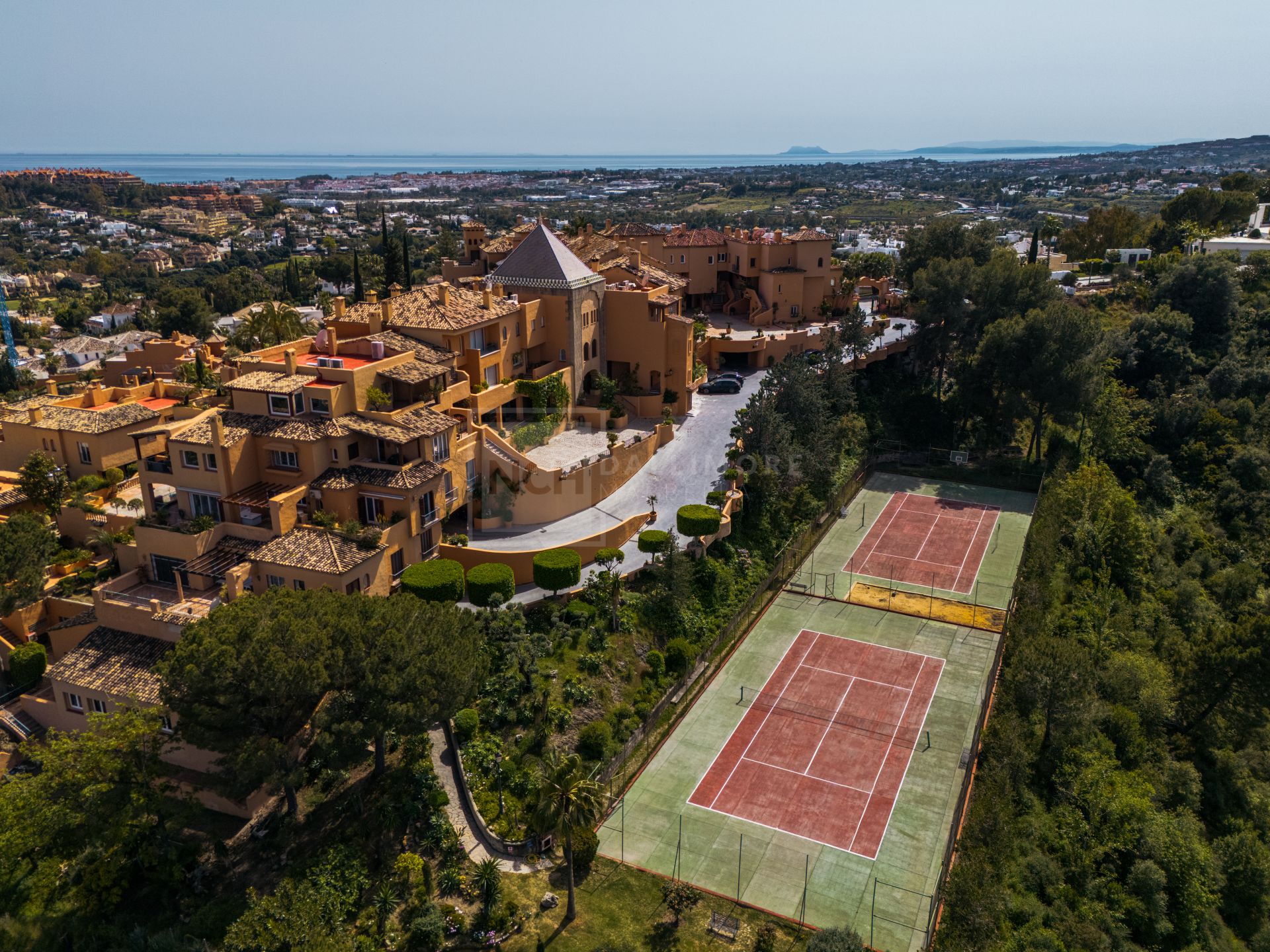 APARTAMENTO ELEVADO EN PLANTA BAJA CON VISTAS PANORÁMICAS AL MAR