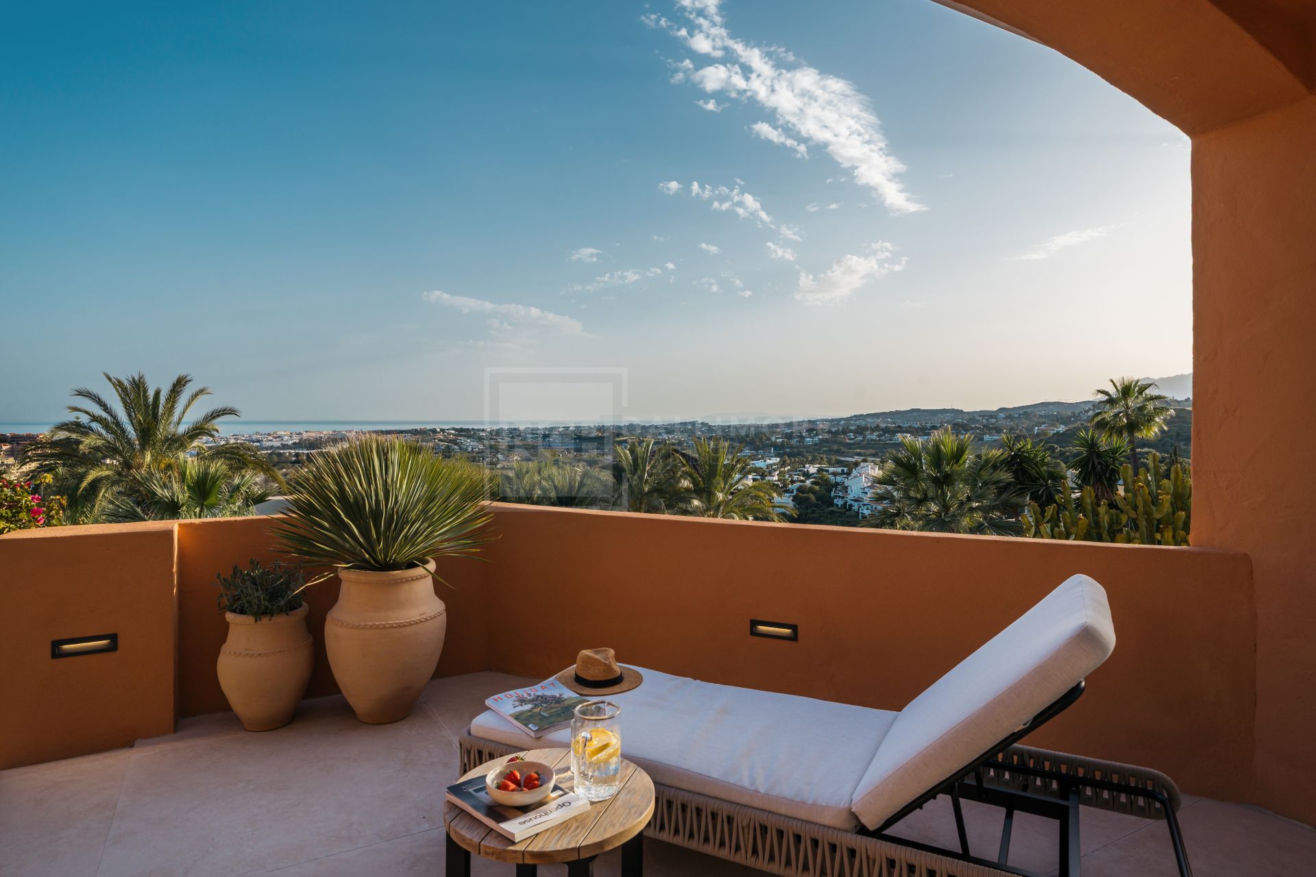 APARTAMENTO ELEVADO EN PLANTA BAJA CON VISTAS PANORÁMICAS AL MAR