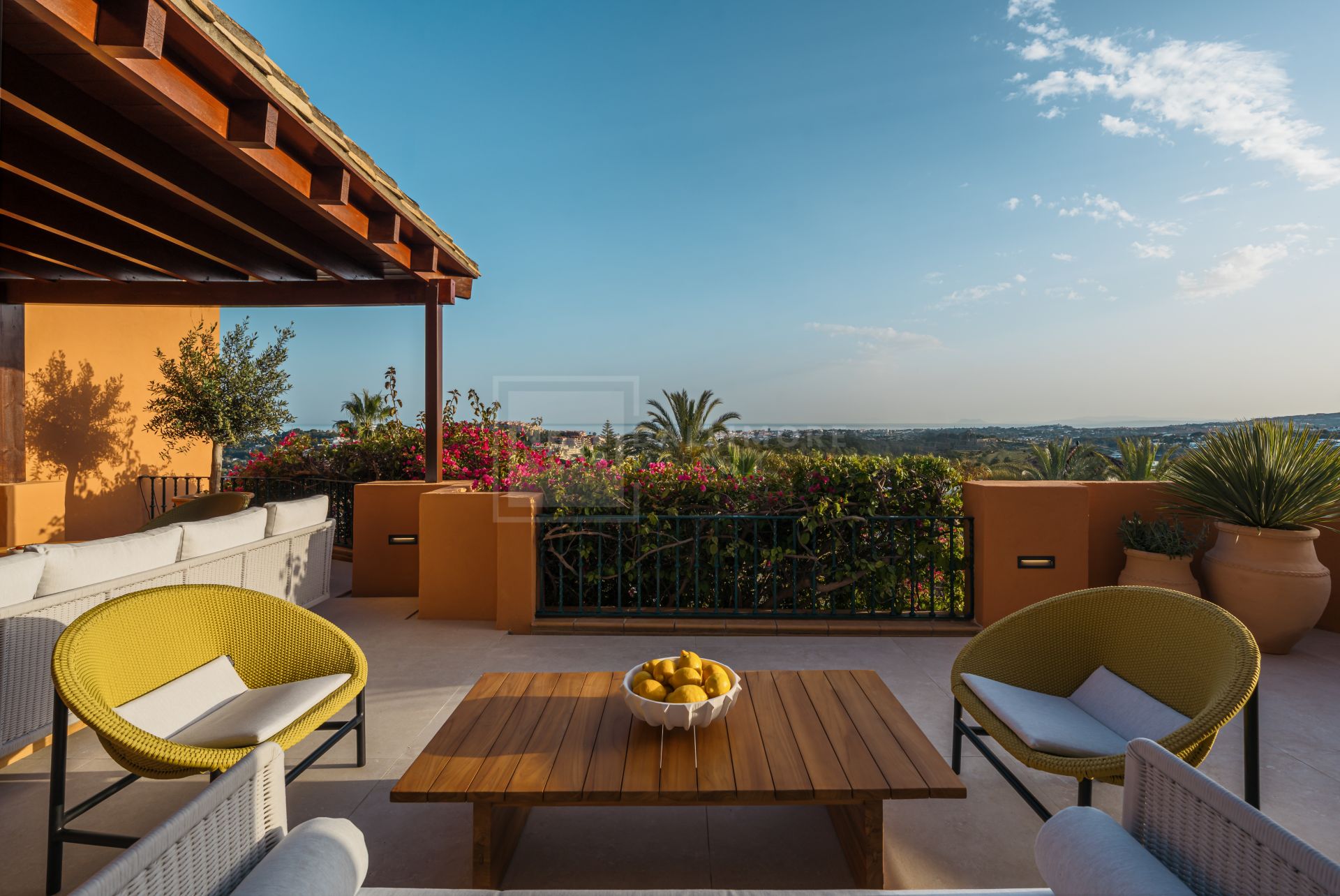 APARTAMENTO ELEVADO EN PLANTA BAJA CON VISTAS PANORÁMICAS AL MAR