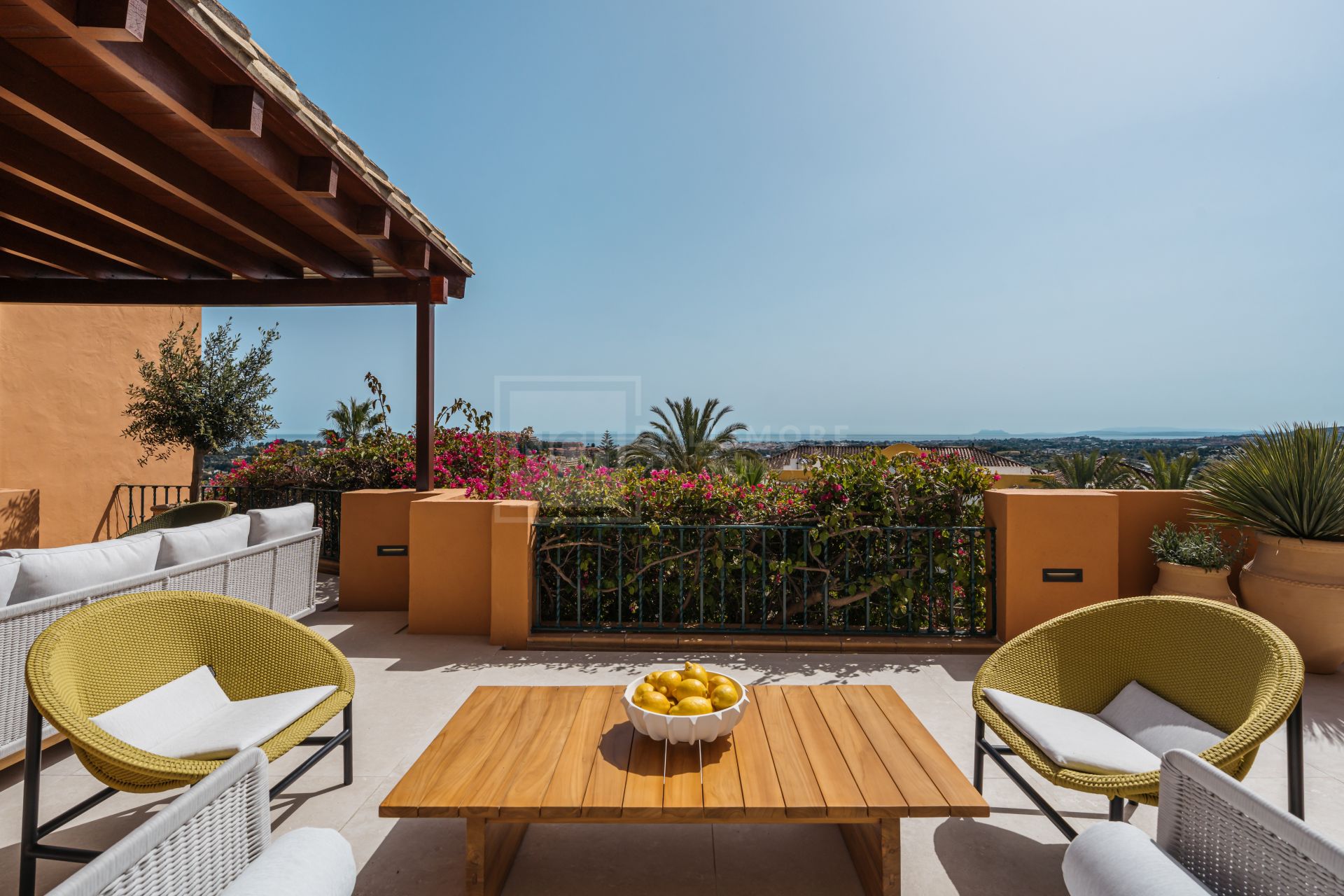 APARTAMENTO ELEVADO EN PLANTA BAJA CON VISTAS PANORÁMICAS AL MAR
