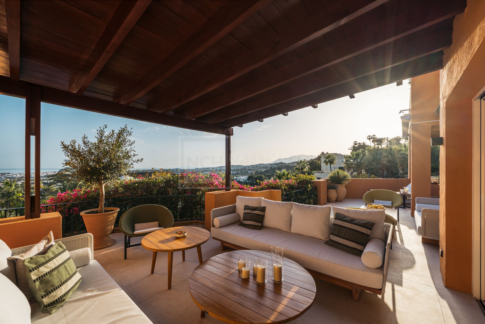 APARTAMENTO ELEVADO EN PLANTA BAJA CON VISTAS PANORÁMICAS AL MAR