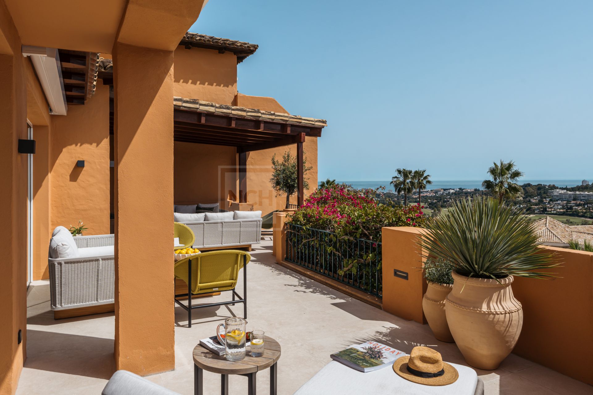 APARTAMENTO ELEVADO EN PLANTA BAJA CON VISTAS PANORÁMICAS AL MAR