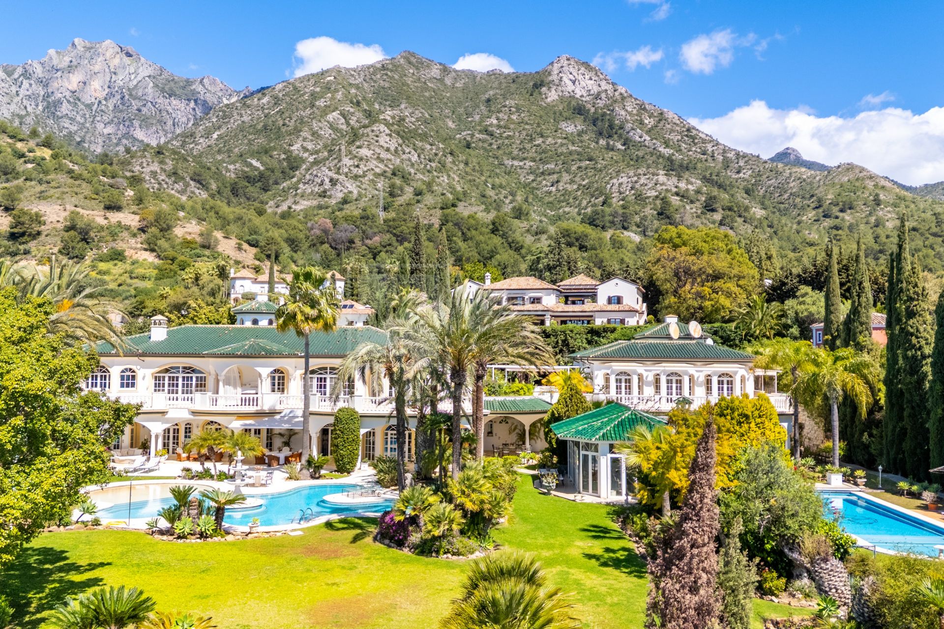 UNIQUE ESTATE WITH 3 PROPERTIES AND AMAZING SEA VIEWS