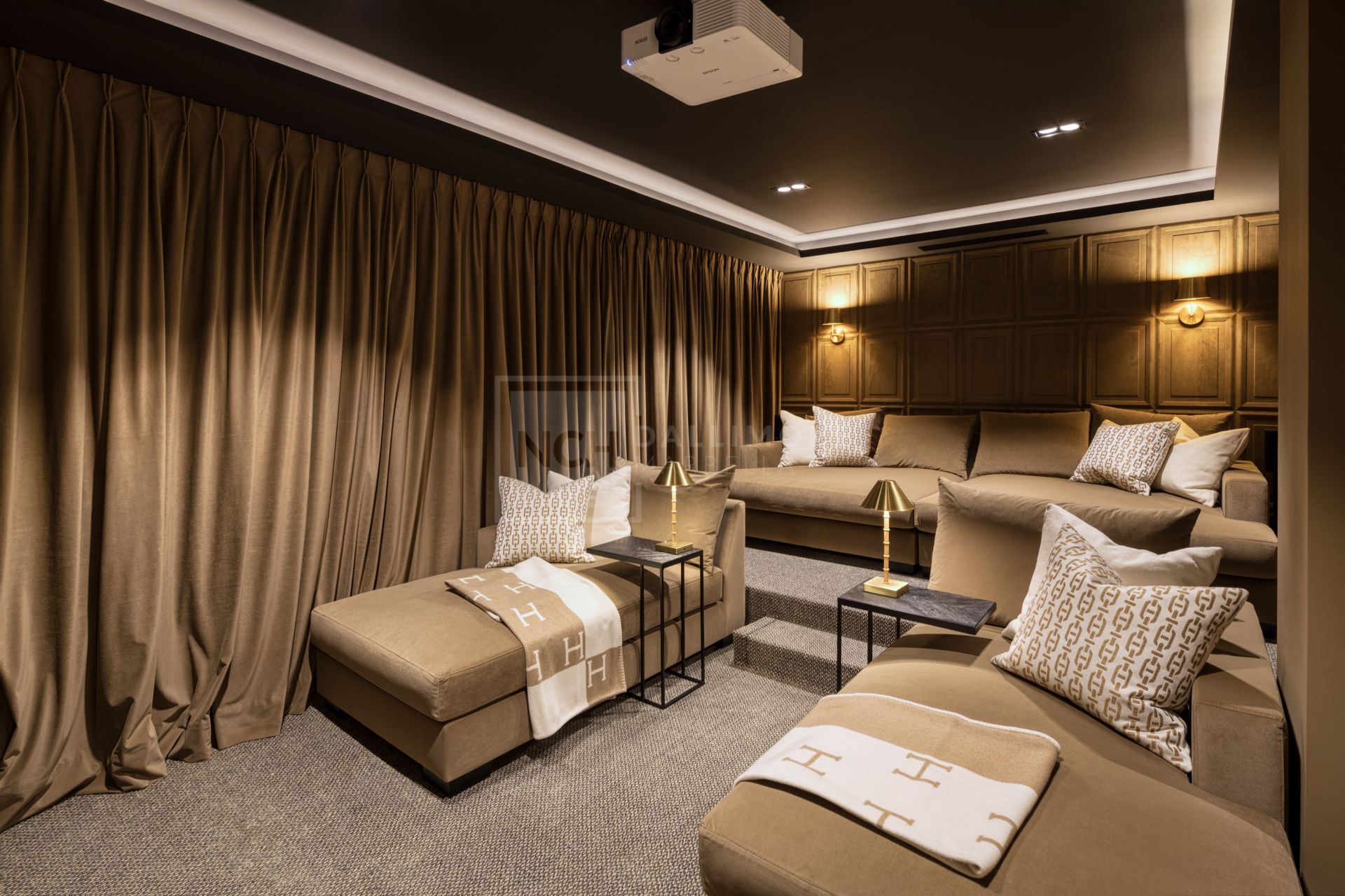 VILLA DE LUJO DE 7 DORMITORIOS CON SPA, CINE Y VISTAS AL GOLF EN EL ENCLAVE MÁS EXCLUSIVO DE MARBELLA