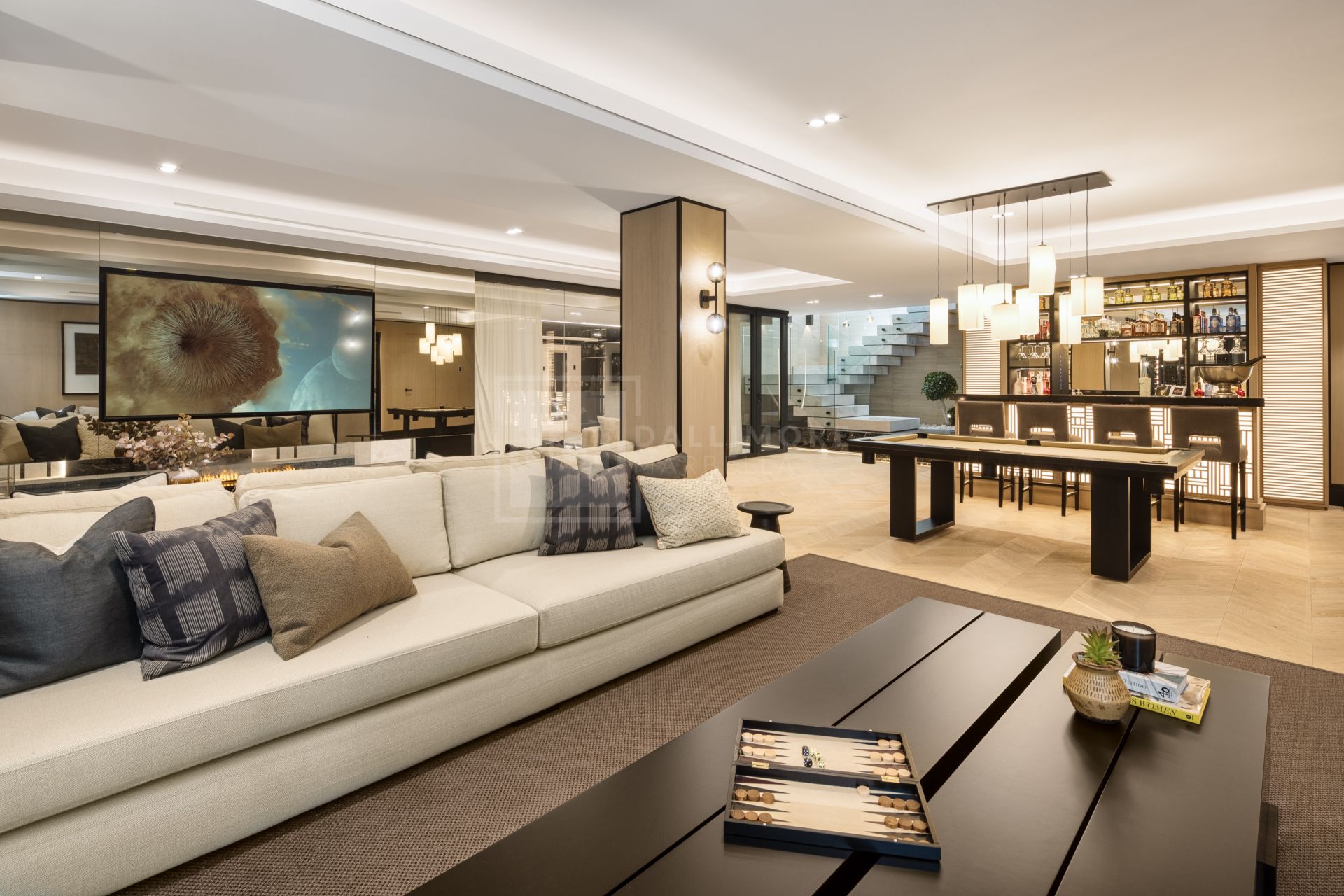 VILLA DE LUJO DE 7 DORMITORIOS CON SPA, CINE Y VISTAS AL GOLF EN EL ENCLAVE MÁS EXCLUSIVO DE MARBELLA