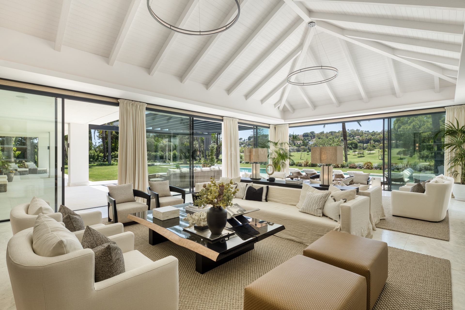 VILLA DE LUJO DE 7 DORMITORIOS CON SPA, CINE Y VISTAS AL GOLF EN EL ENCLAVE MÁS EXCLUSIVO DE MARBELLA