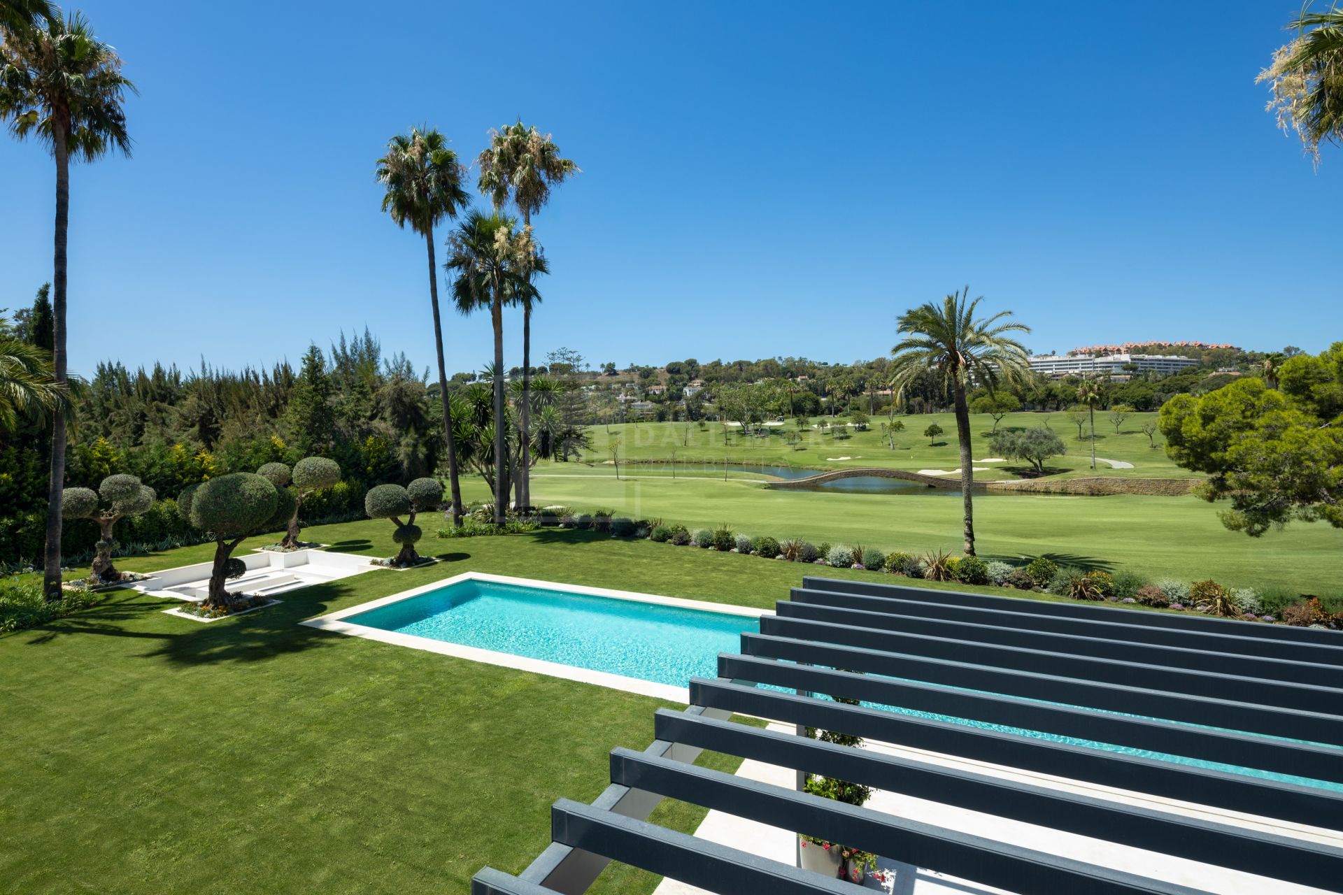 VILLA DE LUJO DE 7 DORMITORIOS CON SPA, CINE Y VISTAS AL GOLF EN EL ENCLAVE MÁS EXCLUSIVO DE MARBELLA