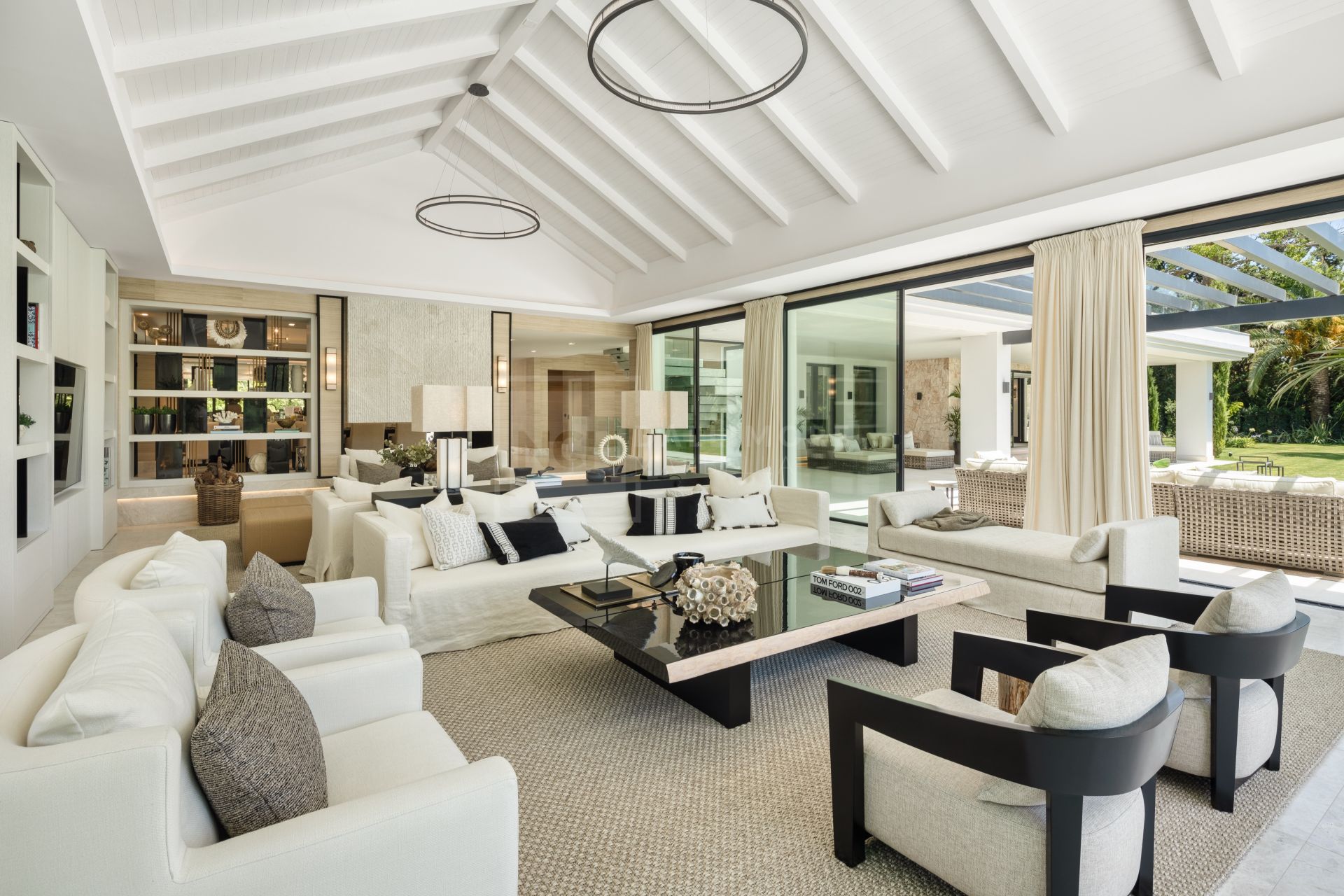 VILLA DE LUJO DE 7 DORMITORIOS CON SPA, CINE Y VISTAS AL GOLF EN EL ENCLAVE MÁS EXCLUSIVO DE MARBELLA