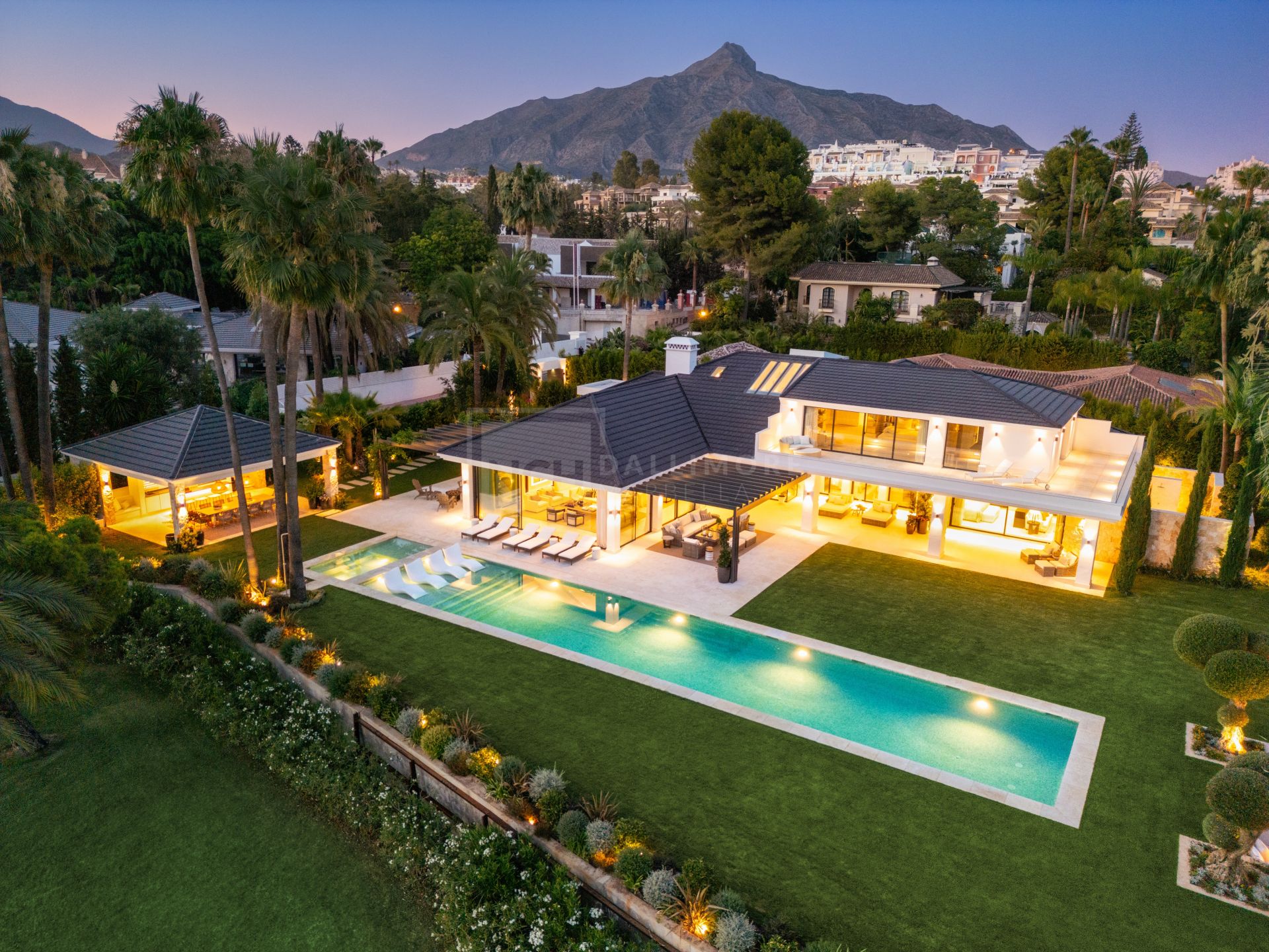 VILLA DE LUJO DE 7 DORMITORIOS CON SPA, CINE Y VISTAS AL GOLF EN EL ENCLAVE MÁS EXCLUSIVO DE MARBELLA