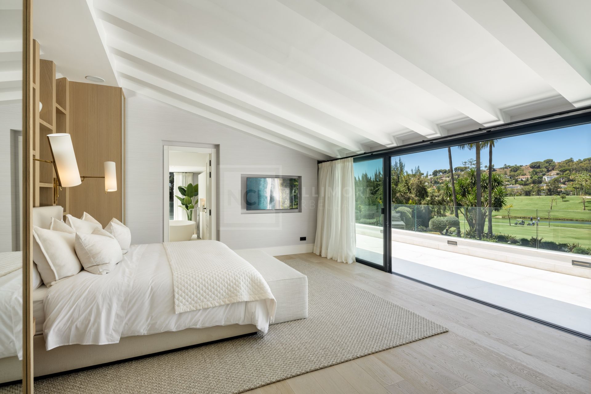 VILLA DE LUJO DE 7 DORMITORIOS CON SPA, CINE Y VISTAS AL GOLF EN EL ENCLAVE MÁS EXCLUSIVO DE MARBELLA