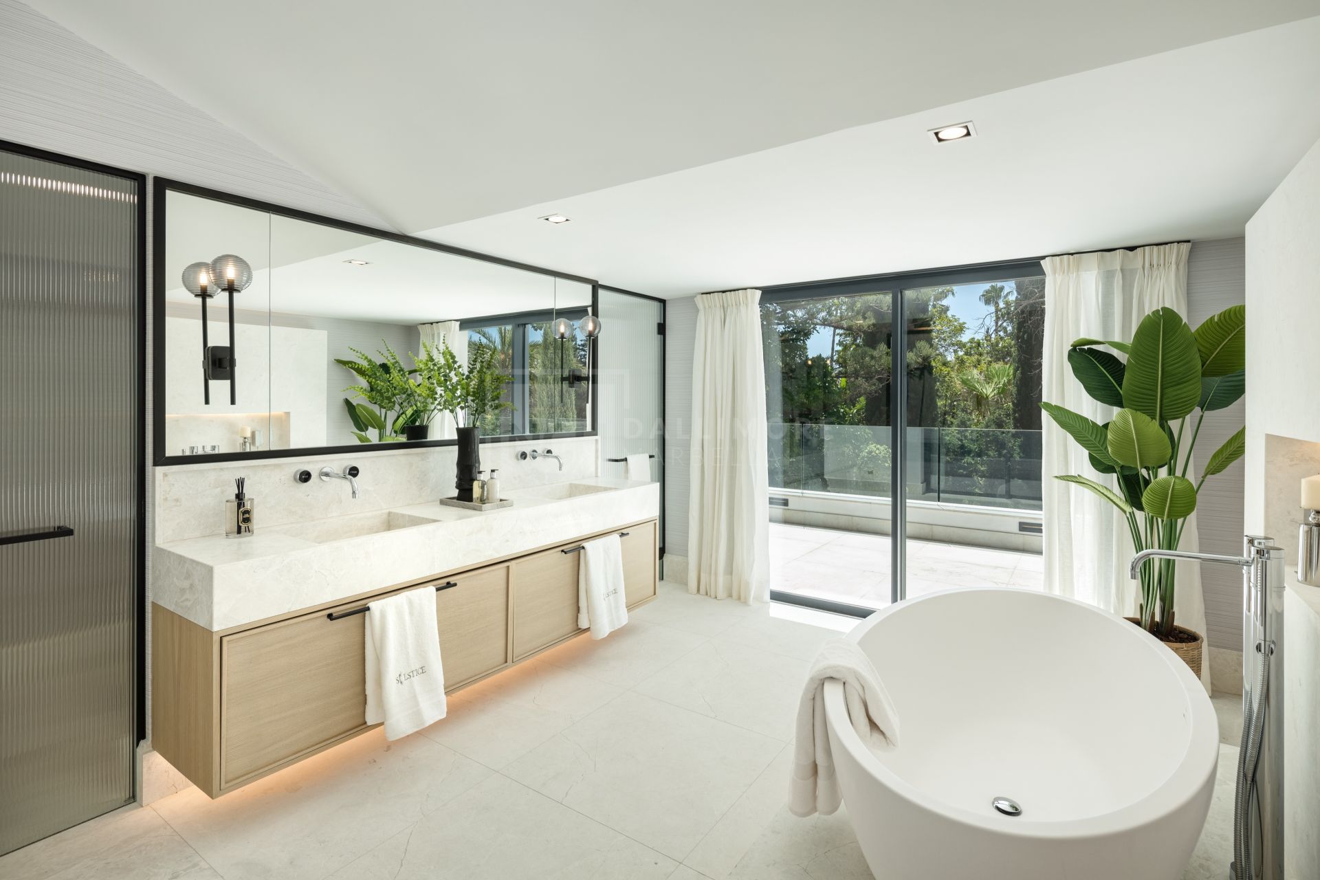 VILLA DE LUJO DE 7 DORMITORIOS CON SPA, CINE Y VISTAS AL GOLF EN EL ENCLAVE MÁS EXCLUSIVO DE MARBELLA