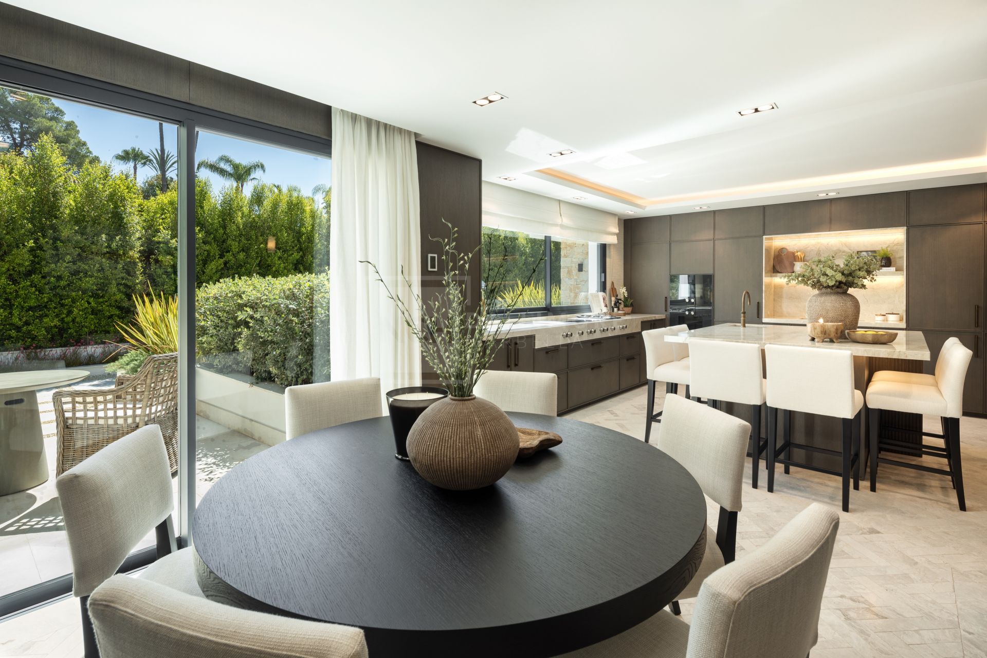 VILLA DE LUJO DE 7 DORMITORIOS CON SPA, CINE Y VISTAS AL GOLF EN EL ENCLAVE MÁS EXCLUSIVO DE MARBELLA
