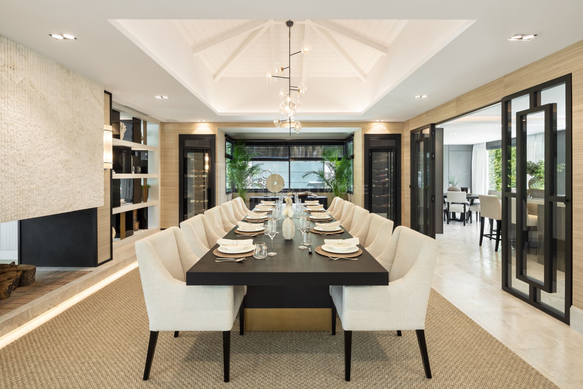 VILLA DE LUJO DE 7 DORMITORIOS CON SPA, CINE Y VISTAS AL GOLF EN EL ENCLAVE MÁS EXCLUSIVO DE MARBELLA