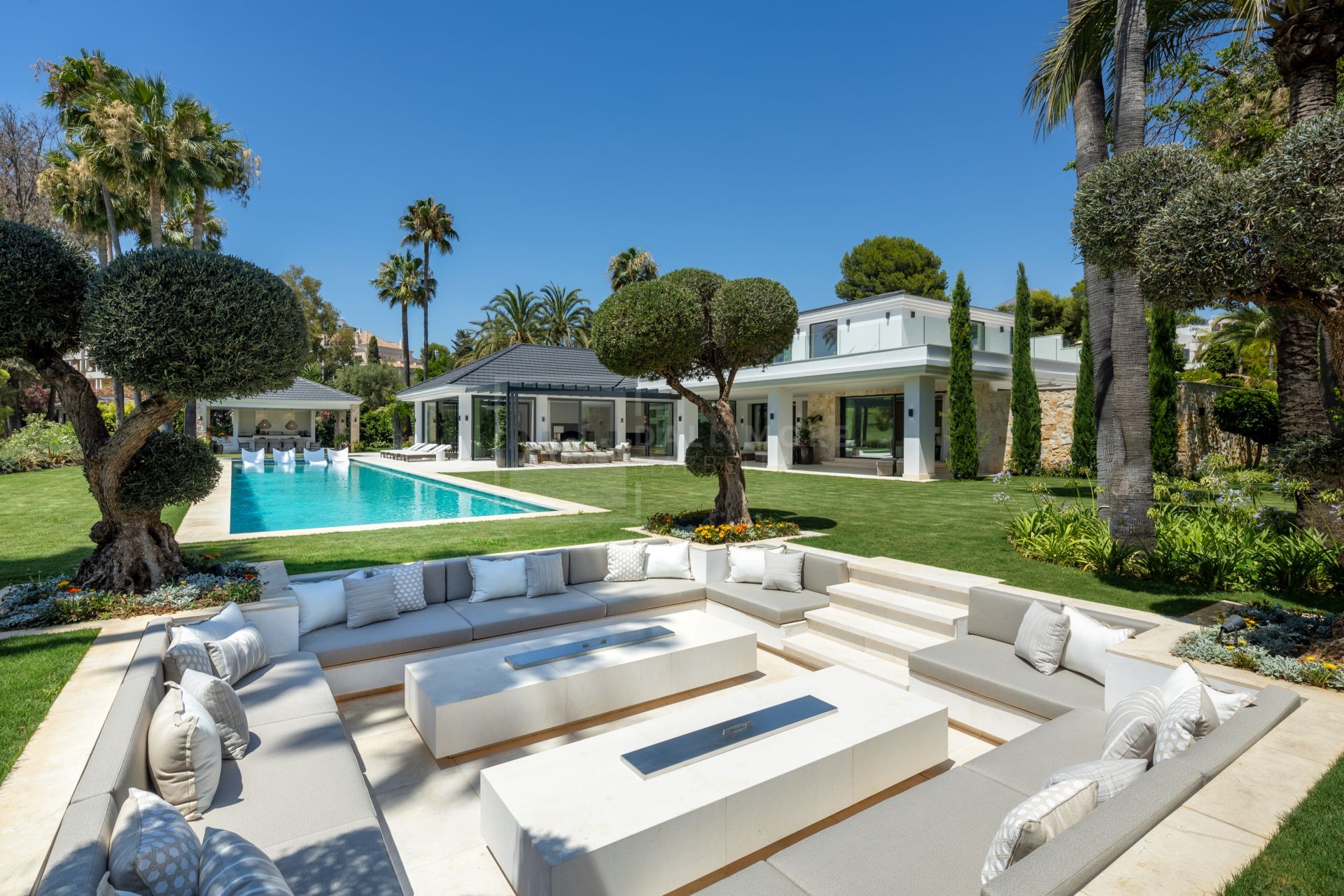 VILLA DE LUJO DE 7 DORMITORIOS CON SPA, CINE Y VISTAS AL GOLF EN EL ENCLAVE MÁS EXCLUSIVO DE MARBELLA