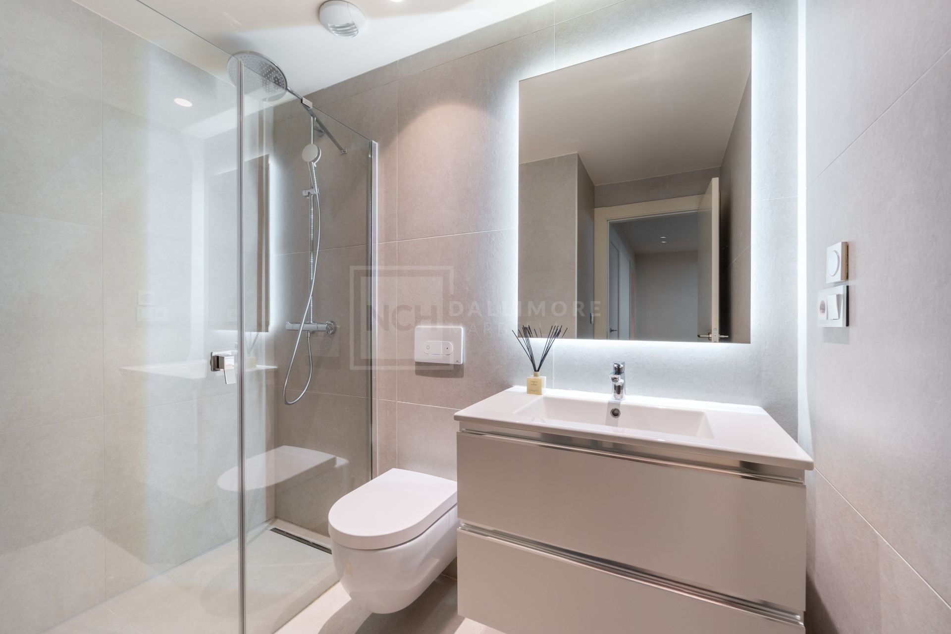 FRONT LINE BEACH HOME LOCATED IN ESTEPONA EAST