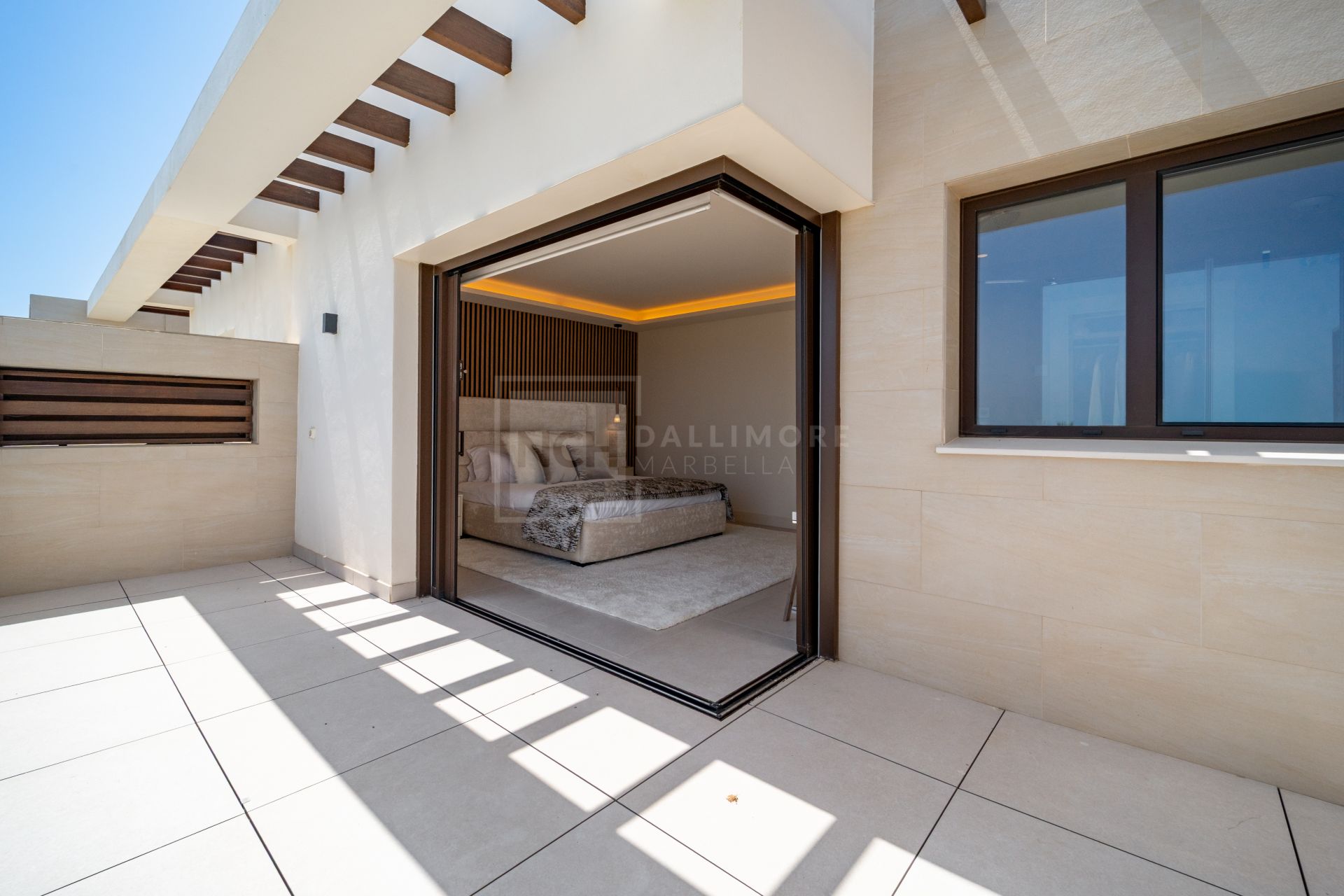 FRONT LINE BEACH HOME LOCATED IN ESTEPONA EAST