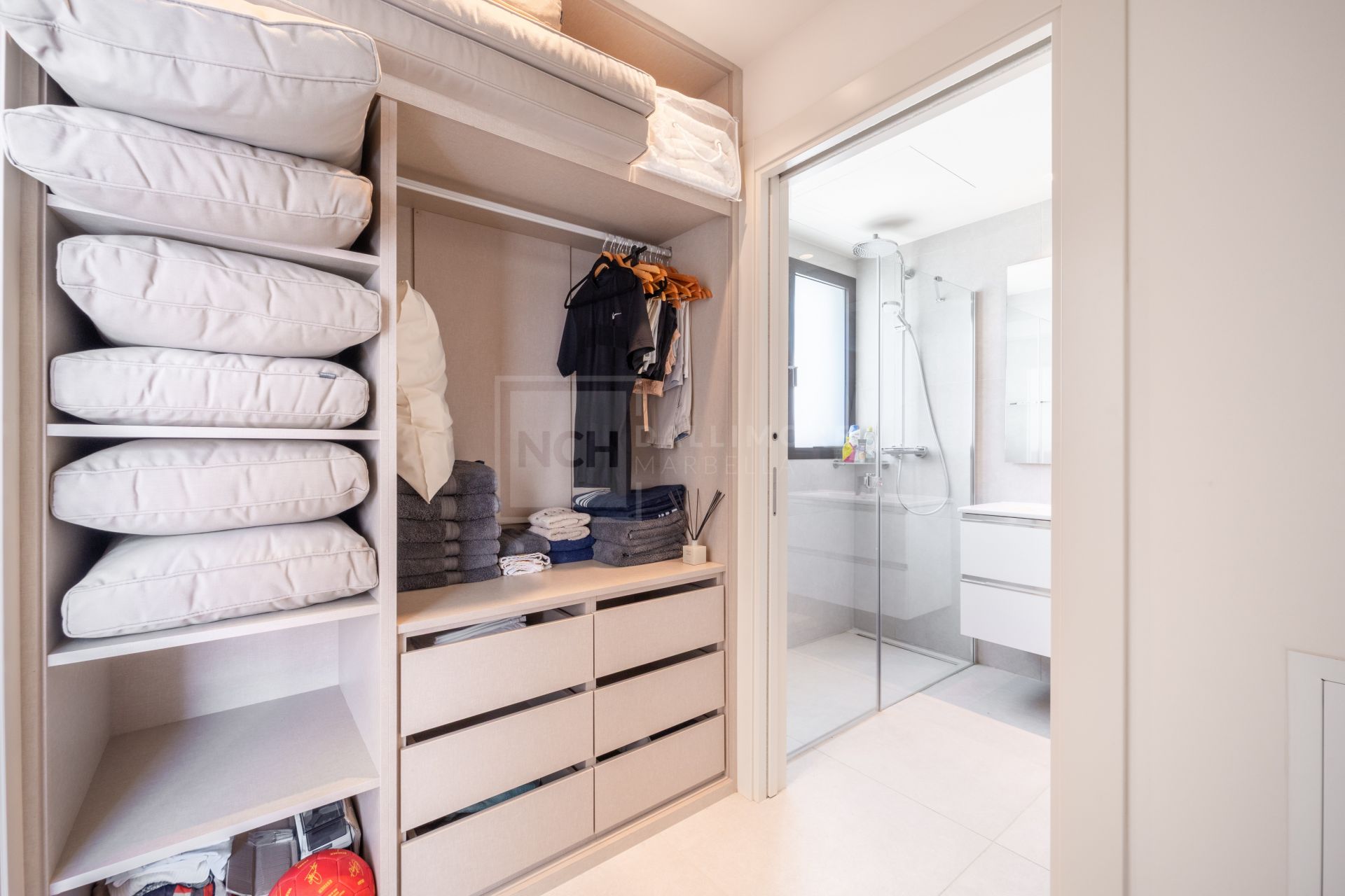 FRONT LINE BEACH HOME LOCATED IN ESTEPONA EAST