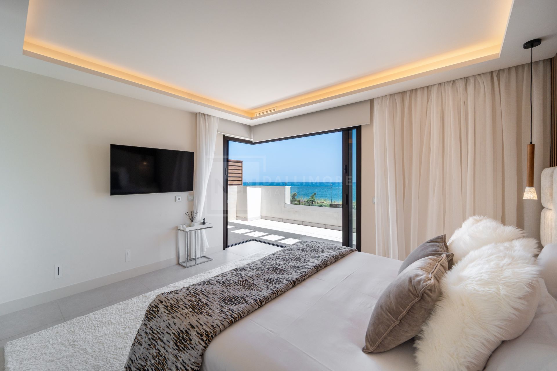 FRONT LINE BEACH HOME LOCATED IN ESTEPONA EAST