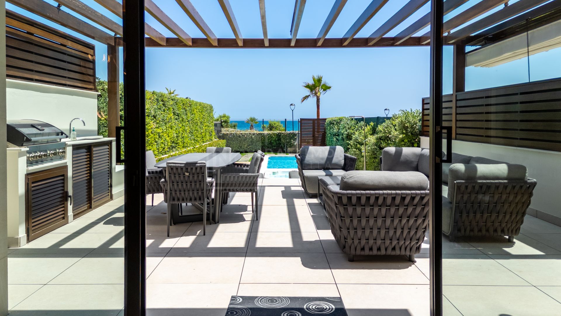 FRONT LINE BEACH HOME LOCATED IN ESTEPONA EAST