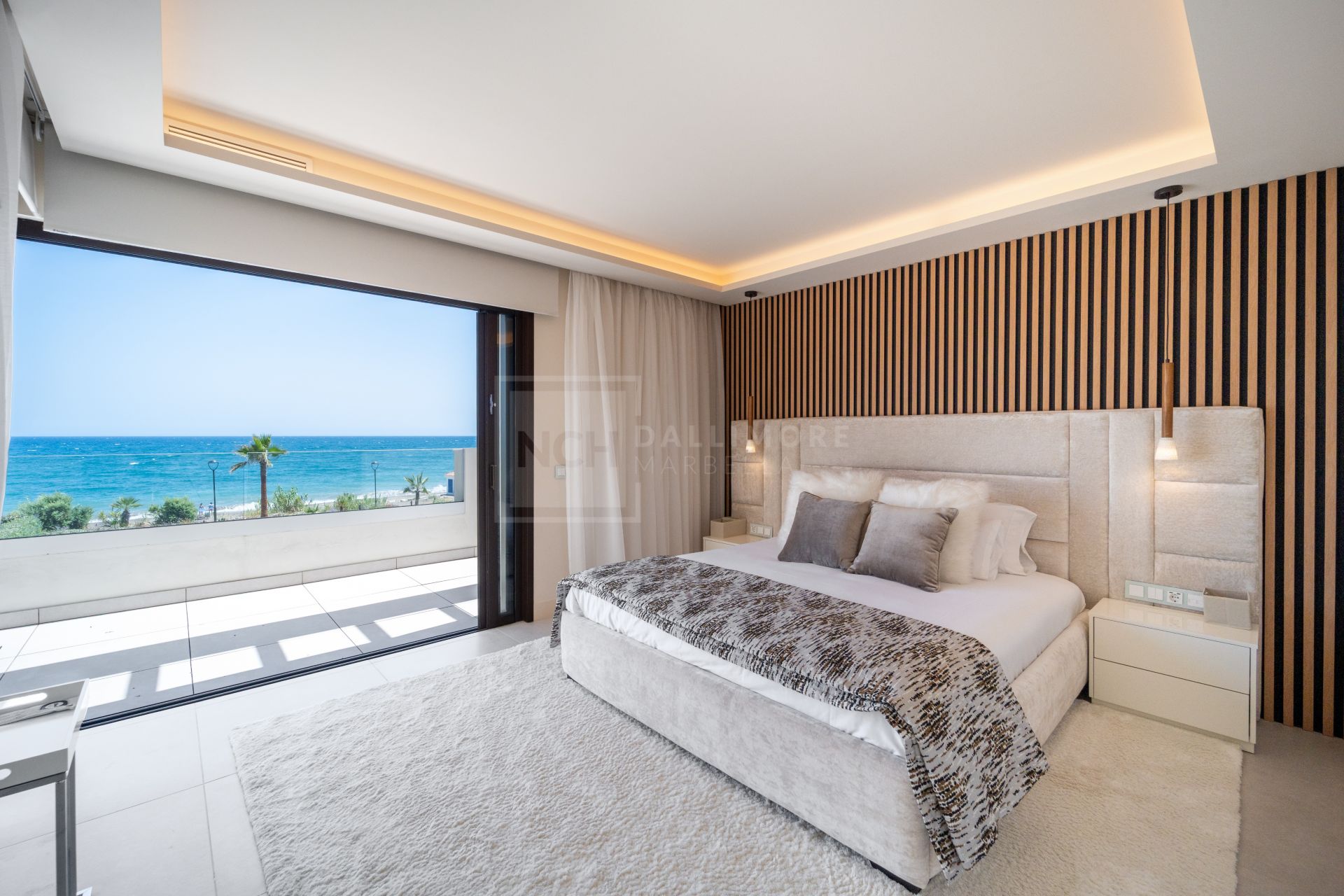 FRONT LINE BEACH HOME LOCATED IN ESTEPONA EAST