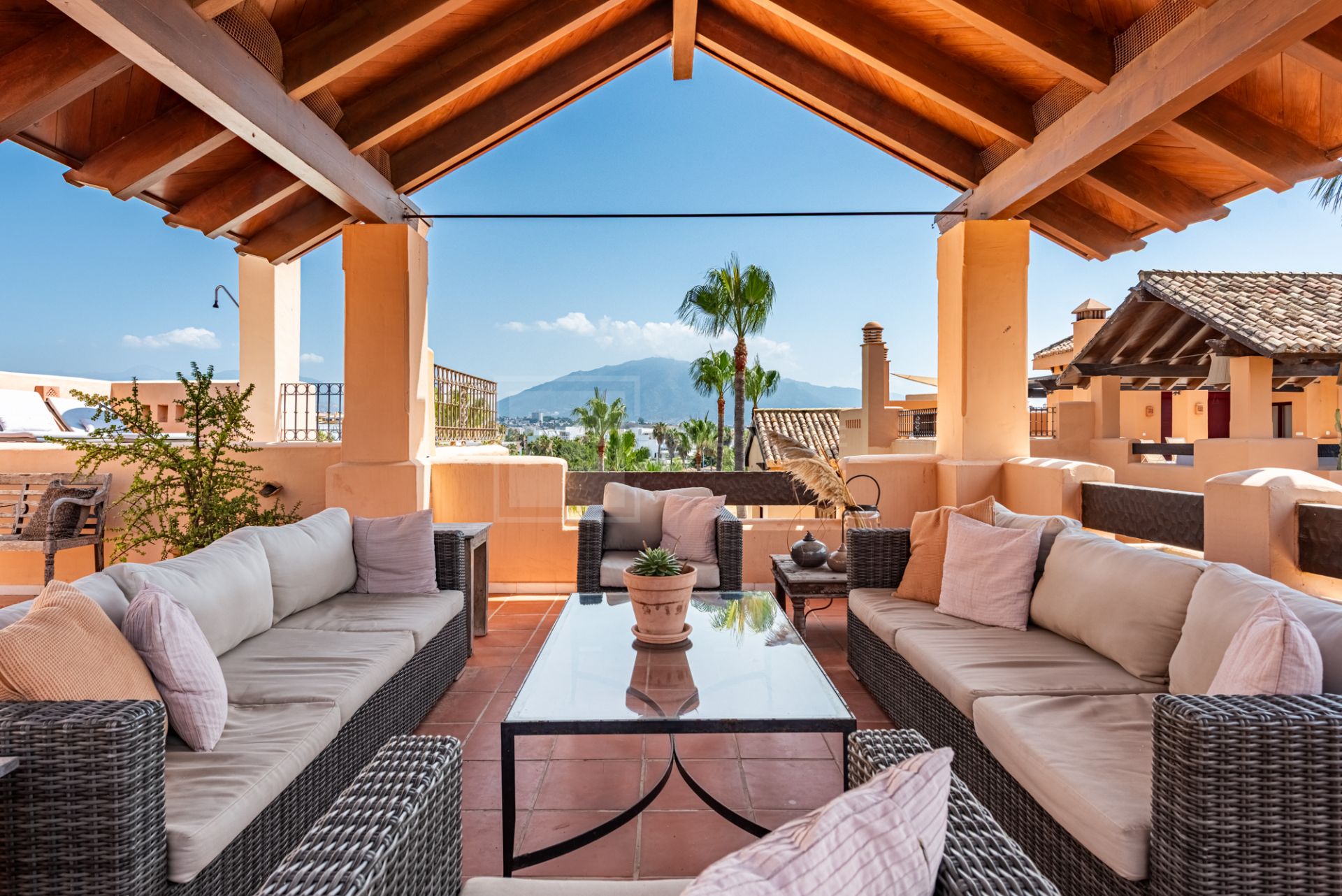 BEACH SIDE PENTHOUSE IN SAN PEDRO DE ALCANTARA