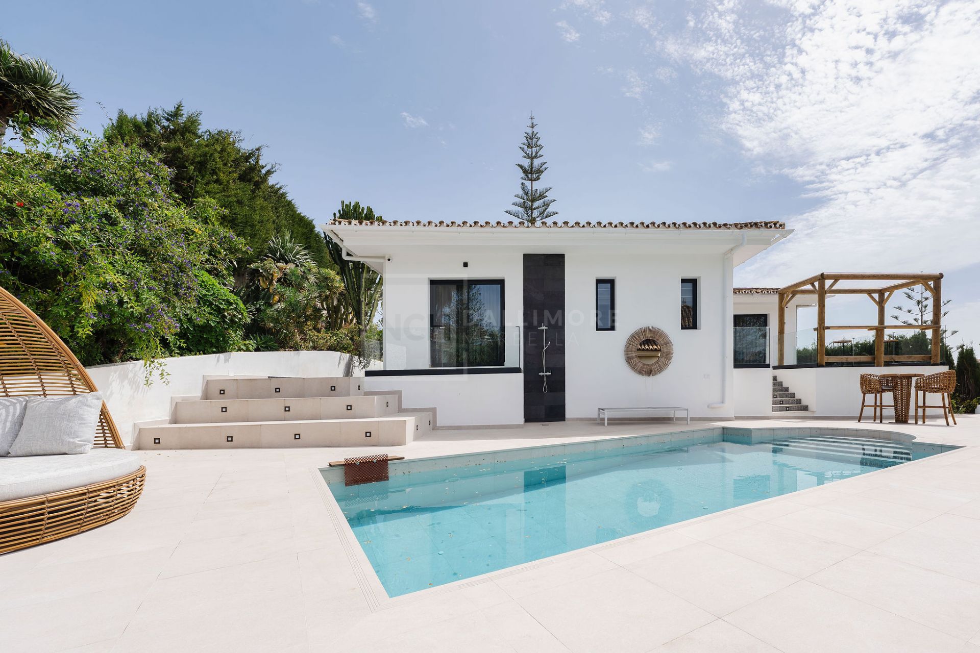 SERENE 4-BEDROOM VILLA WITH SEA VIEWS AND PRIVATE POOL IN MARBELLA EAST