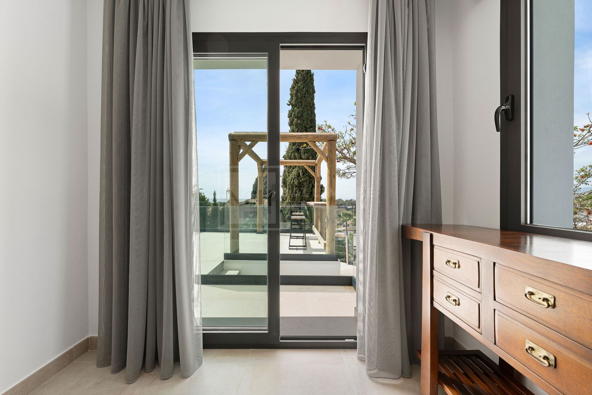 SERENE 4-BEDROOM VILLA WITH SEA VIEWS AND PRIVATE POOL IN MARBELLA EAST