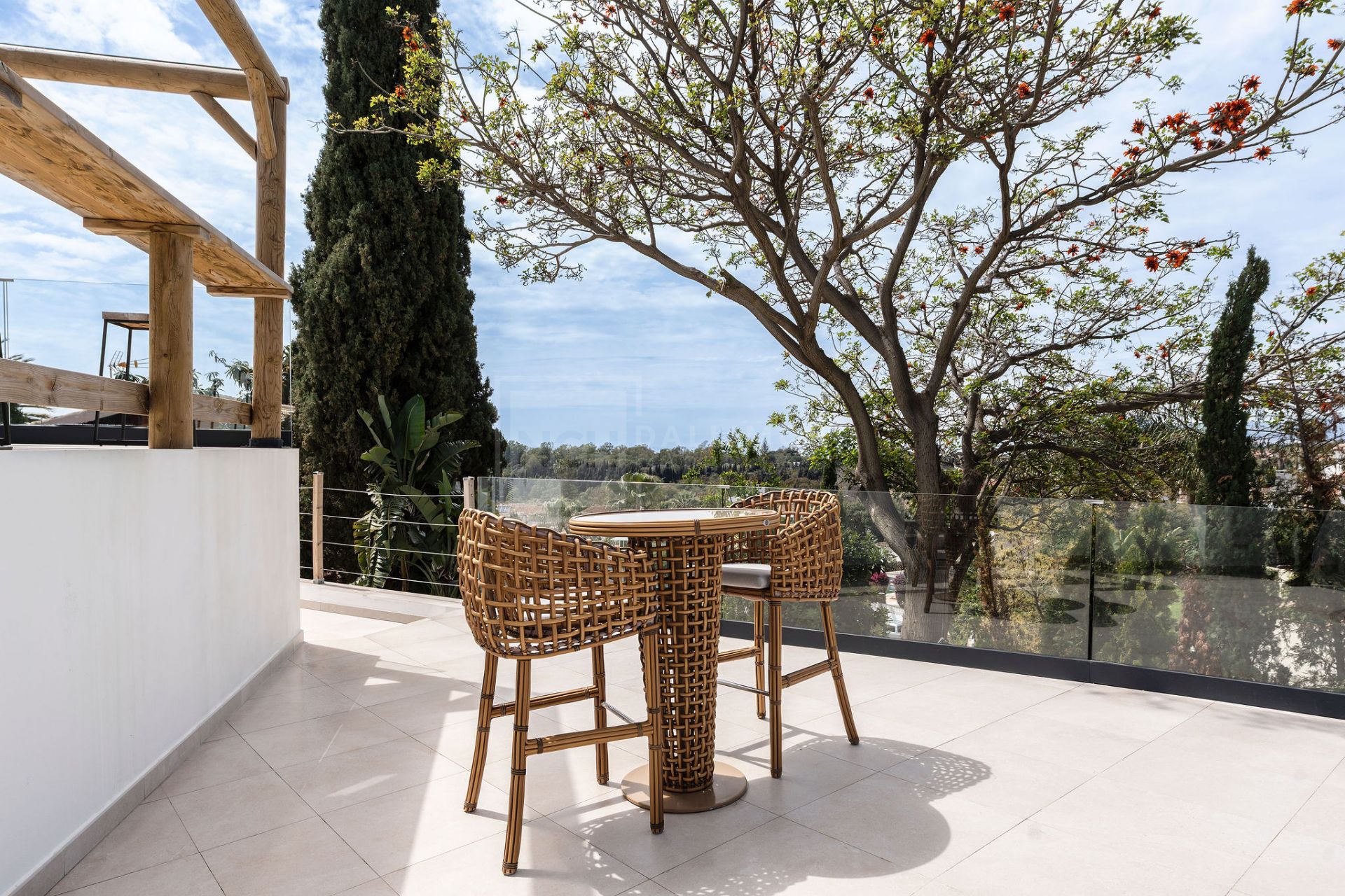 SERENE 4-BEDROOM VILLA WITH SEA VIEWS AND PRIVATE POOL IN MARBELLA EAST
