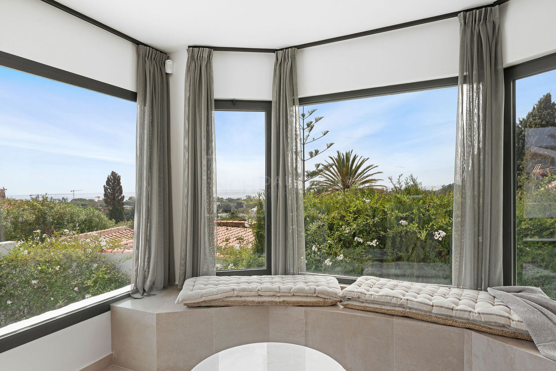 SERENE 4-BEDROOM VILLA WITH SEA VIEWS AND PRIVATE POOL IN MARBELLA EAST