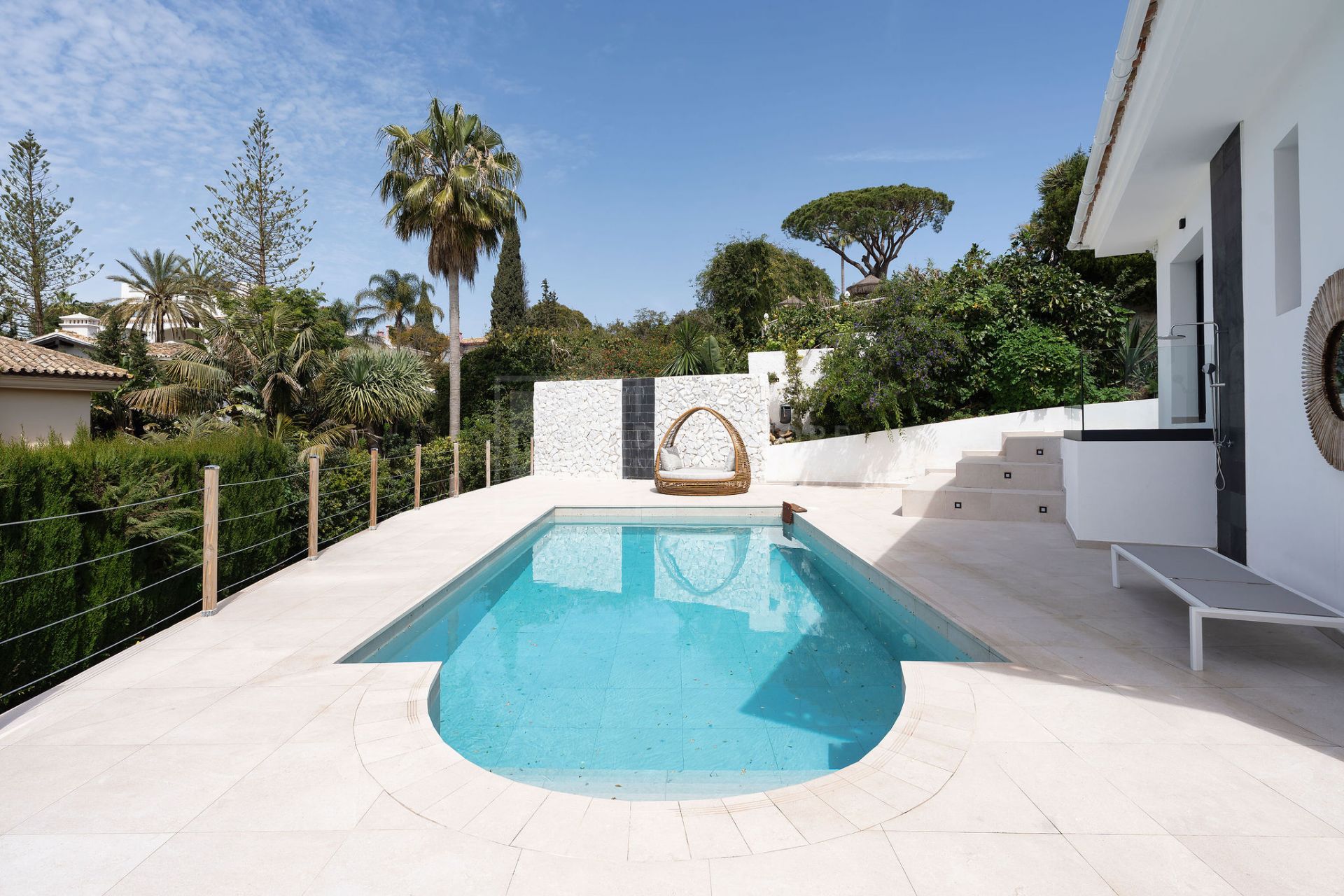 SERENE 4-BEDROOM VILLA WITH SEA VIEWS AND PRIVATE POOL IN MARBELLA EAST
