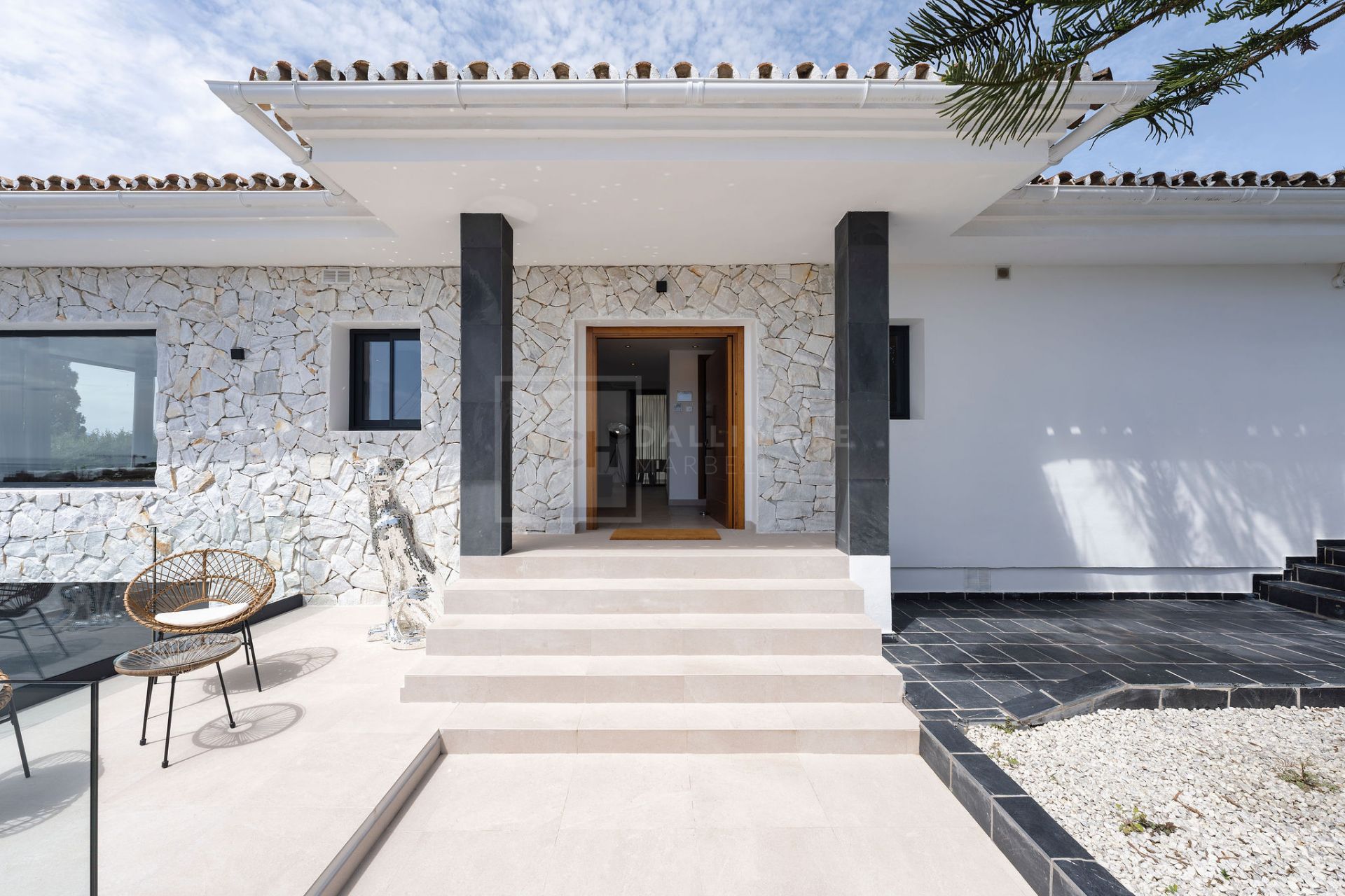 SERENE 4-BEDROOM VILLA WITH SEA VIEWS AND PRIVATE POOL IN MARBELLA EAST