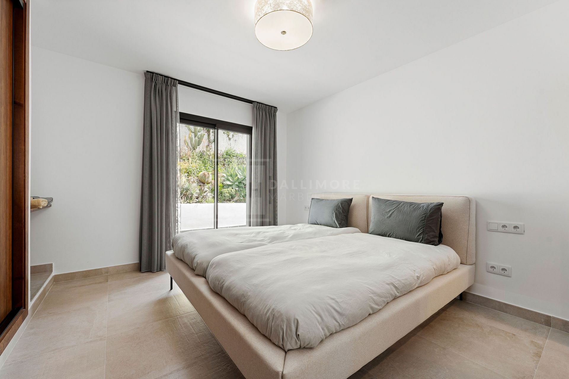 SERENE 4-BEDROOM VILLA WITH SEA VIEWS AND PRIVATE POOL IN MARBELLA EAST