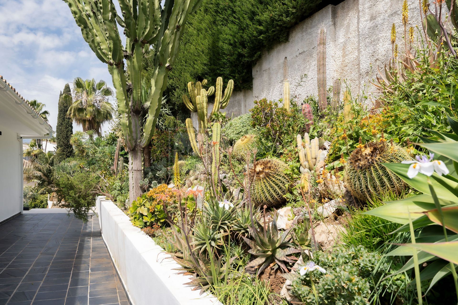 SERENE 4-BEDROOM VILLA WITH SEA VIEWS AND PRIVATE POOL IN MARBELLA EAST
