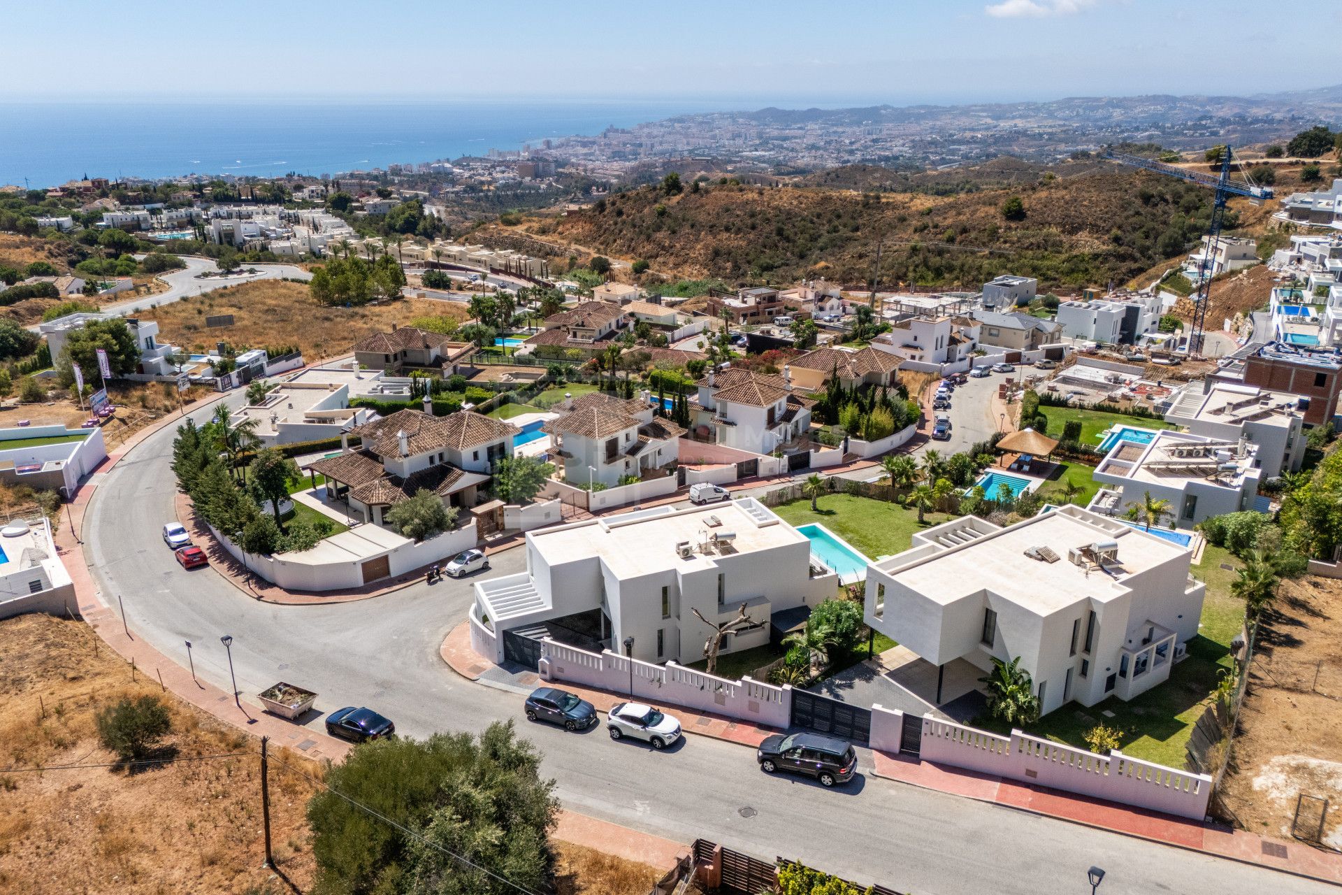 VILLA CONTEMPORÁNEA DE 4 DORMITORIOS EN ENTORNO TRANQUILO CON INTERIORES LUMINOSOS Y PISCINA PRIVADA