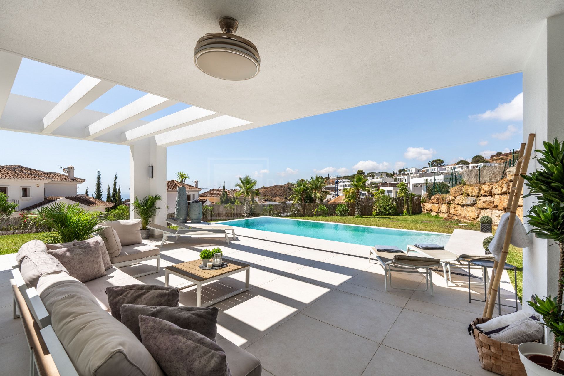 VILLA CONTEMPORÁNEA DE 4 DORMITORIOS EN ENTORNO TRANQUILO CON INTERIORES LUMINOSOS Y PISCINA PRIVADA
