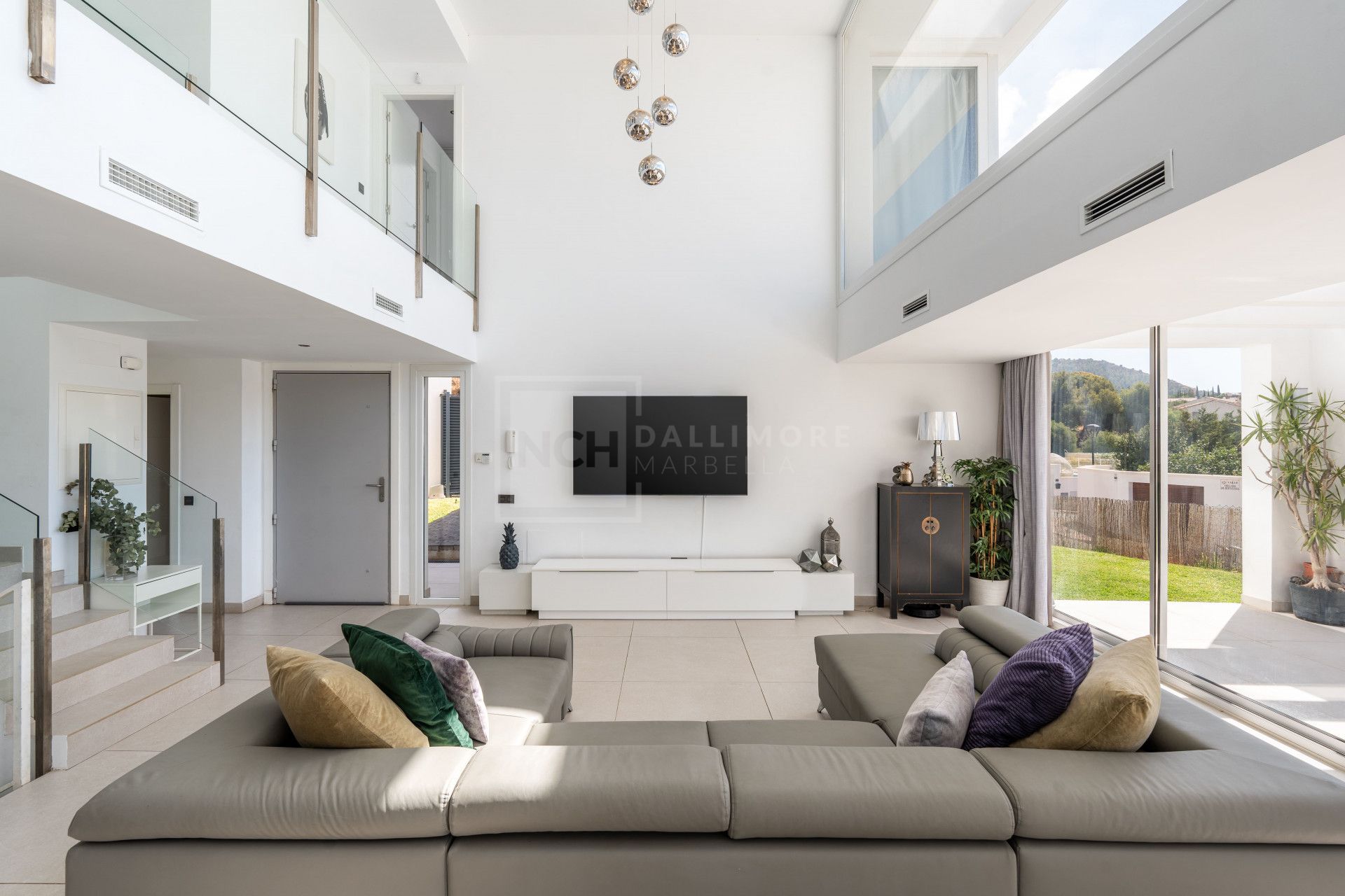 VILLA CONTEMPORÁNEA DE 4 DORMITORIOS EN ENTORNO TRANQUILO CON INTERIORES LUMINOSOS Y PISCINA PRIVADA