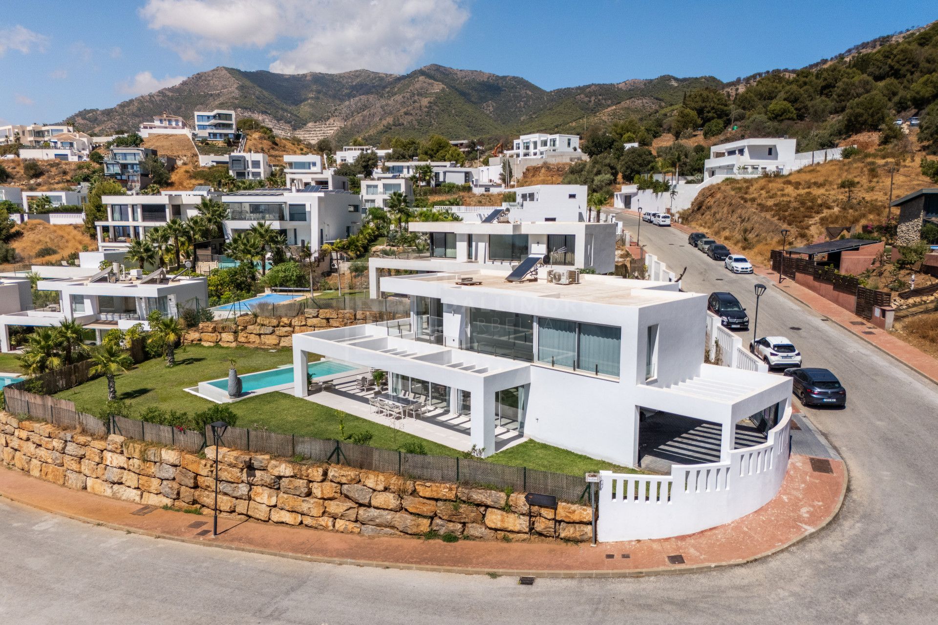 VILLA CONTEMPORÁNEA DE 4 DORMITORIOS EN ENTORNO TRANQUILO CON INTERIORES LUMINOSOS Y PISCINA PRIVADA