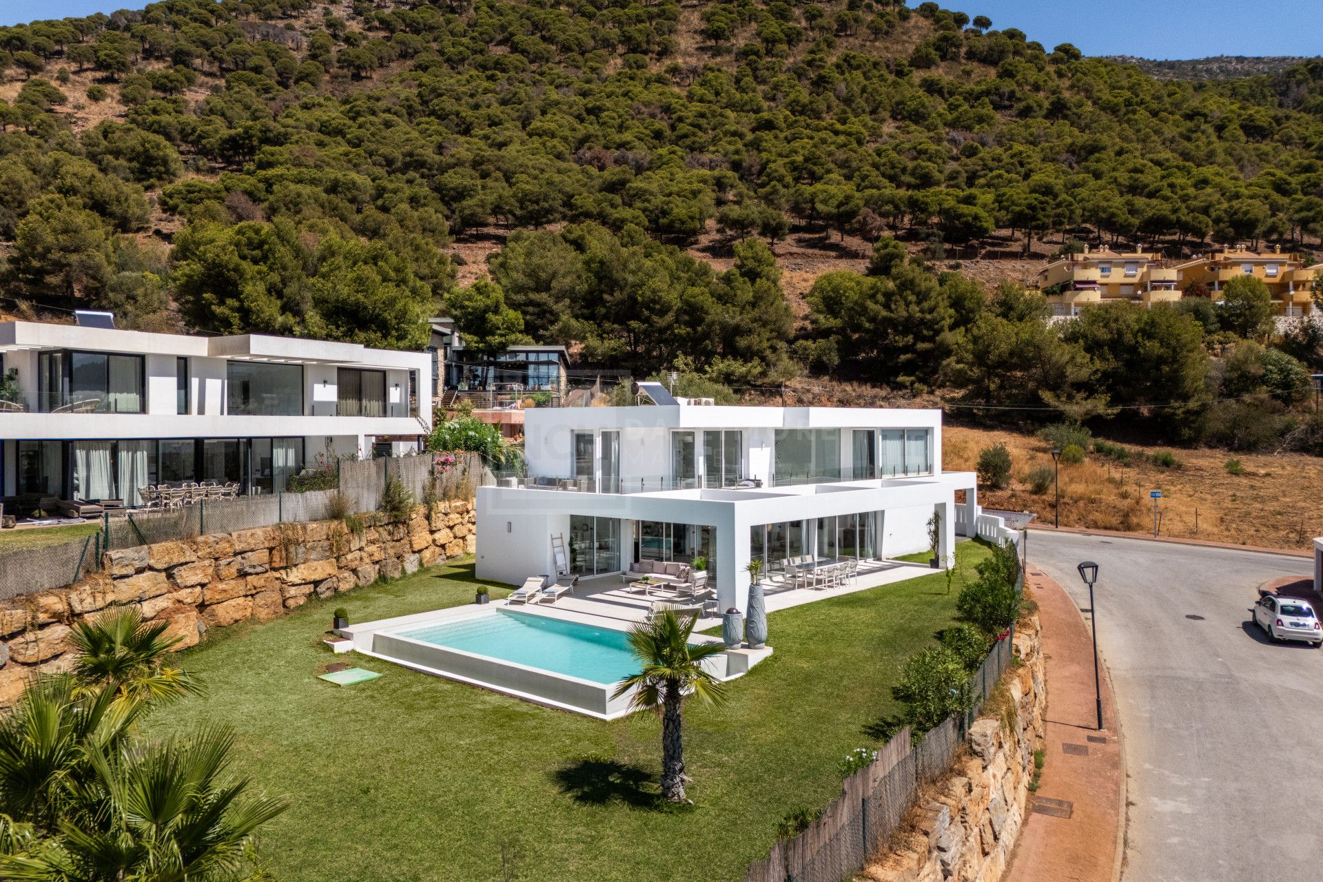 VILLA CONTEMPORÁNEA DE 4 DORMITORIOS EN ENTORNO TRANQUILO CON INTERIORES LUMINOSOS Y PISCINA PRIVADA